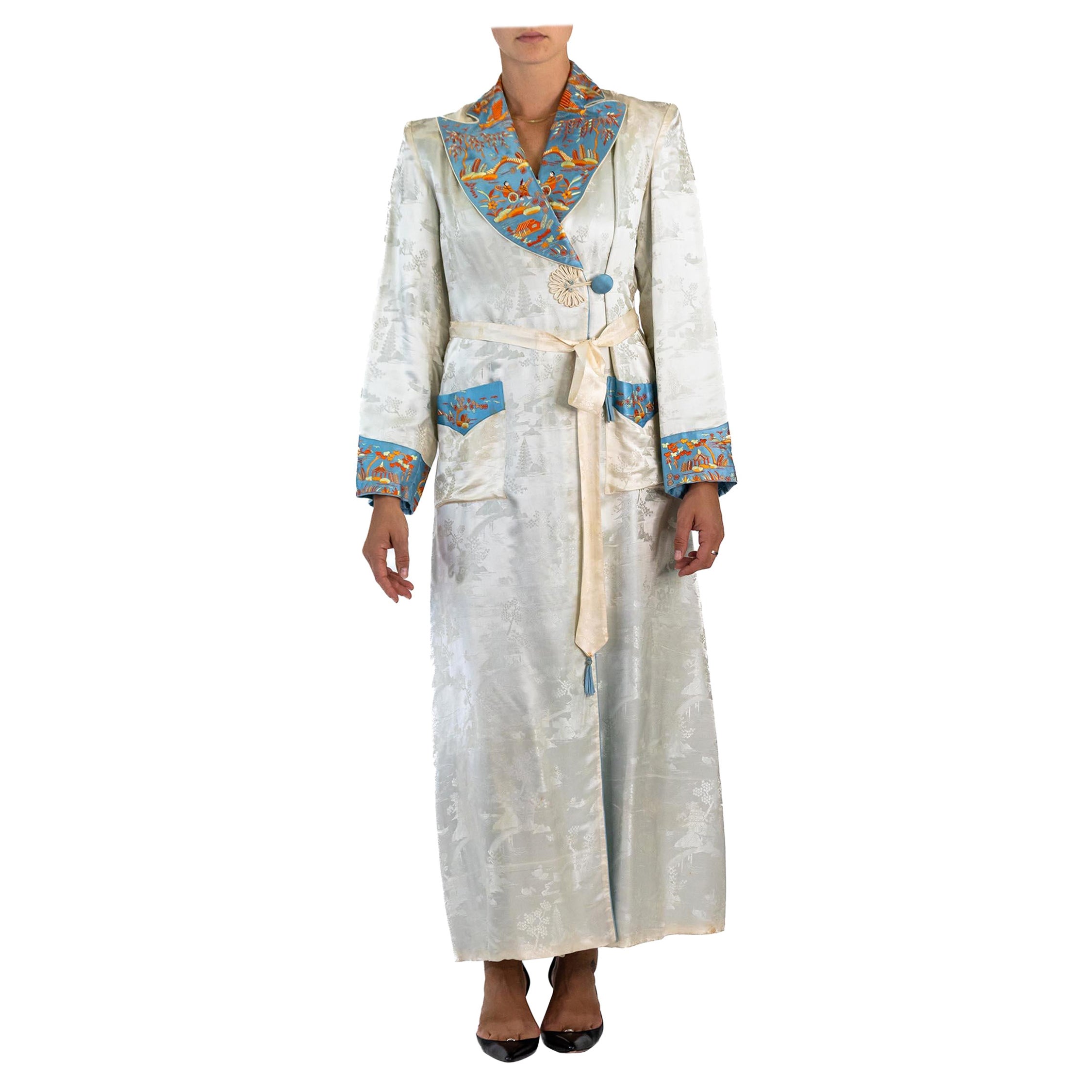 Jacquard de soie bleu et argenté des années 1930  Robe longue brodée avec poches fantaisie