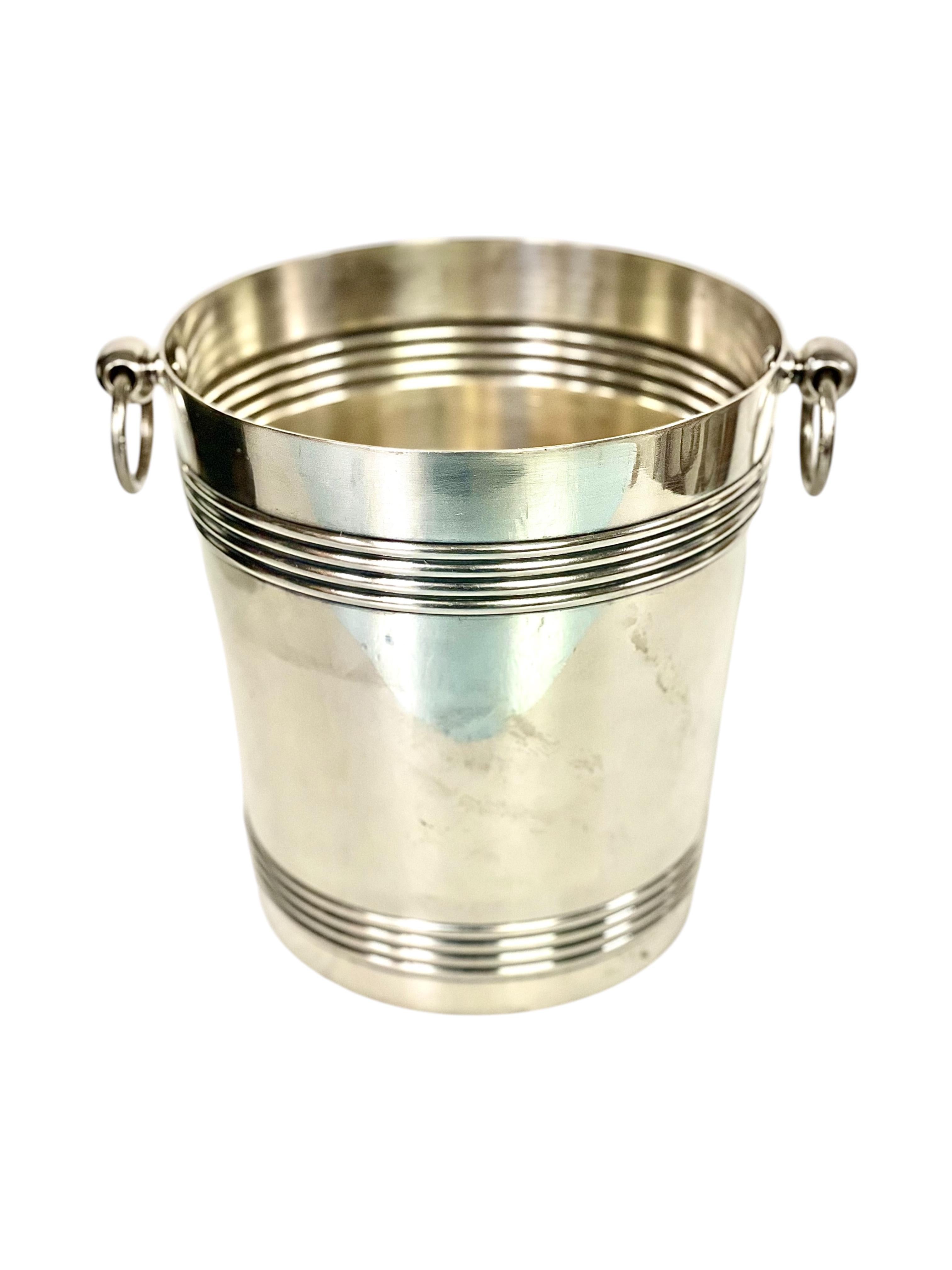 Esta exquisita cubitera de champán bañada en plata, fabricada por Christofle como parte de su apreciada colección Gallia, personifica la elegancia y la sofisticación atemporales. Diseñado en el codiciado modelo 
