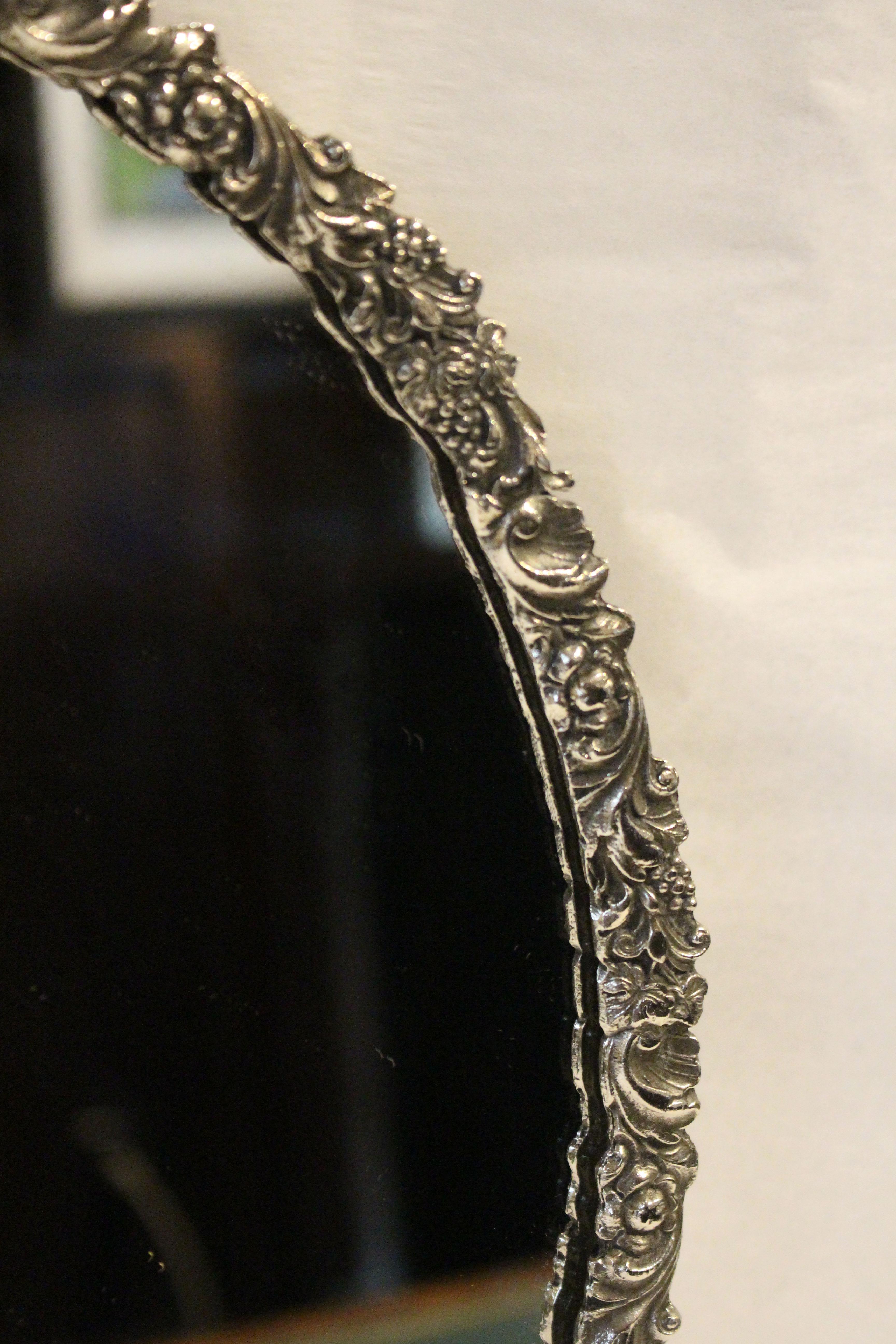 Metà XX secolo Platea placcata in argento degli anni '30 con bordo di foglie a scorrimento in vendita