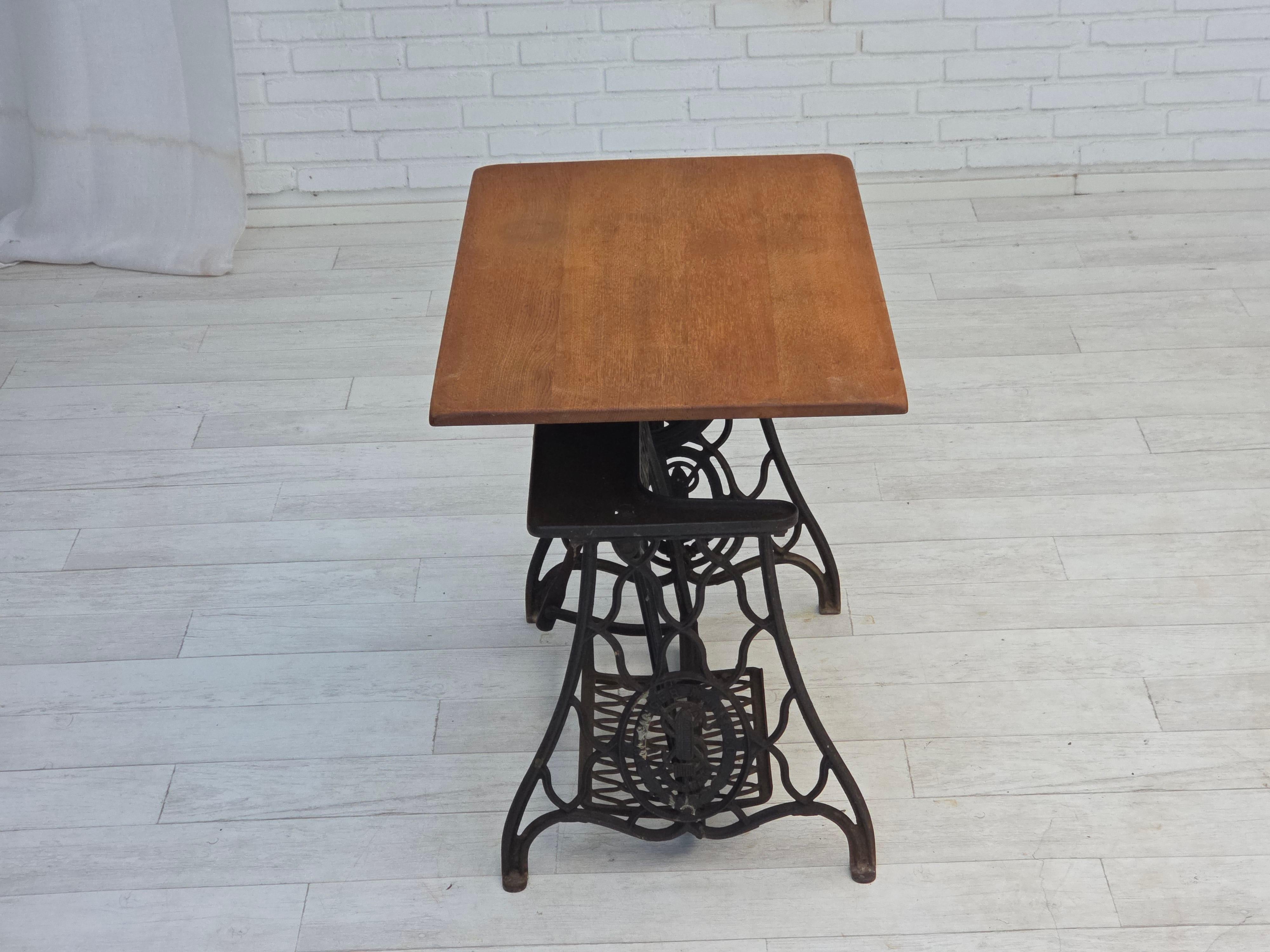Tavolo per macchine da cucire Singer degli anni '30, legno massiccio di Oak, ghisa. in vendita 3