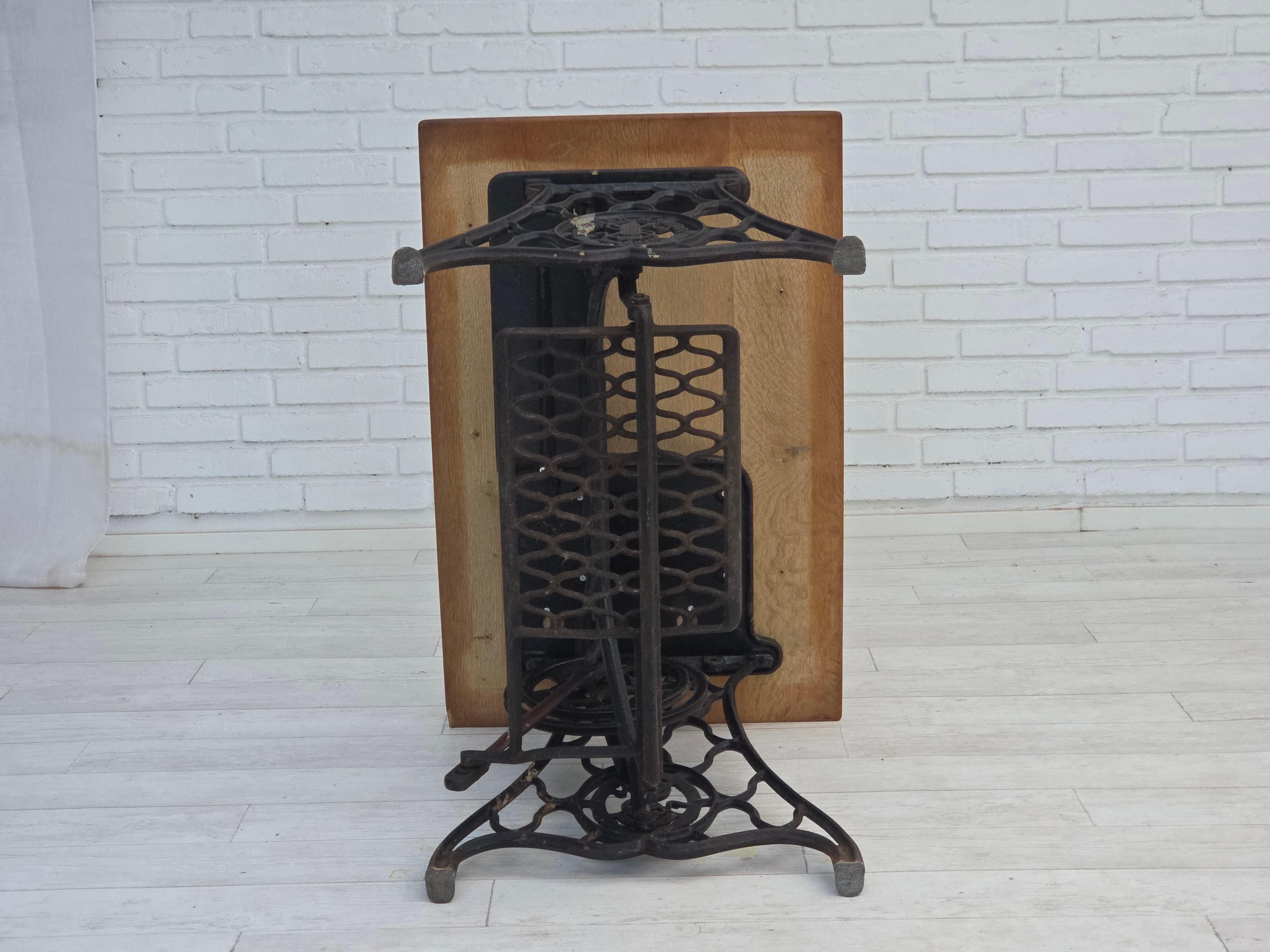 Tavolo per macchine da cucire Singer degli anni '30, legno massiccio di Oak, ghisa. in vendita 5