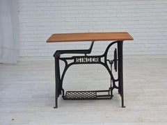Années 1930, table pour machine à coudre Singer, bois de chêne massif, fonte.