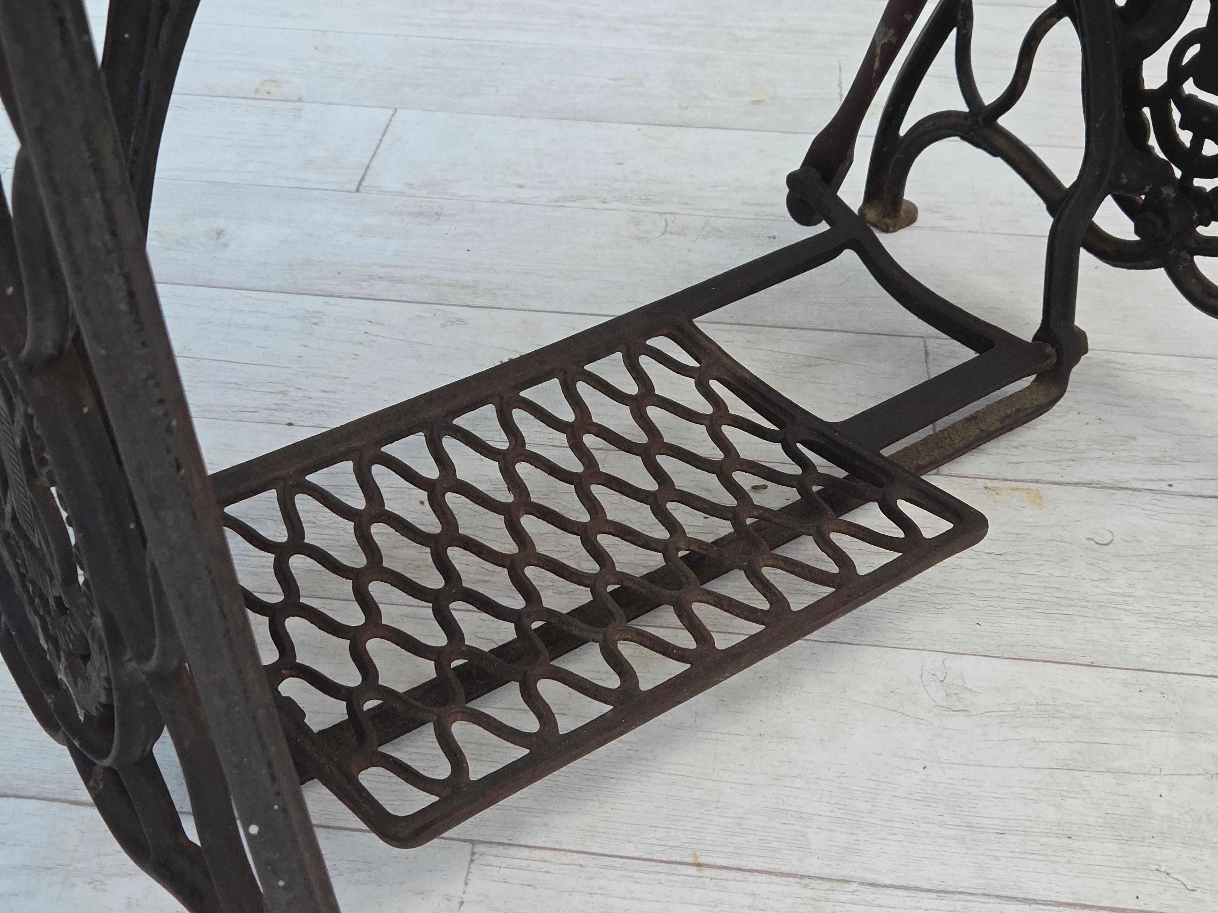 Tavolo per macchine da cucire Singer degli anni '30, legno massiccio di Oak, ghisa. In condizioni buone in vendita a Tarm, 82