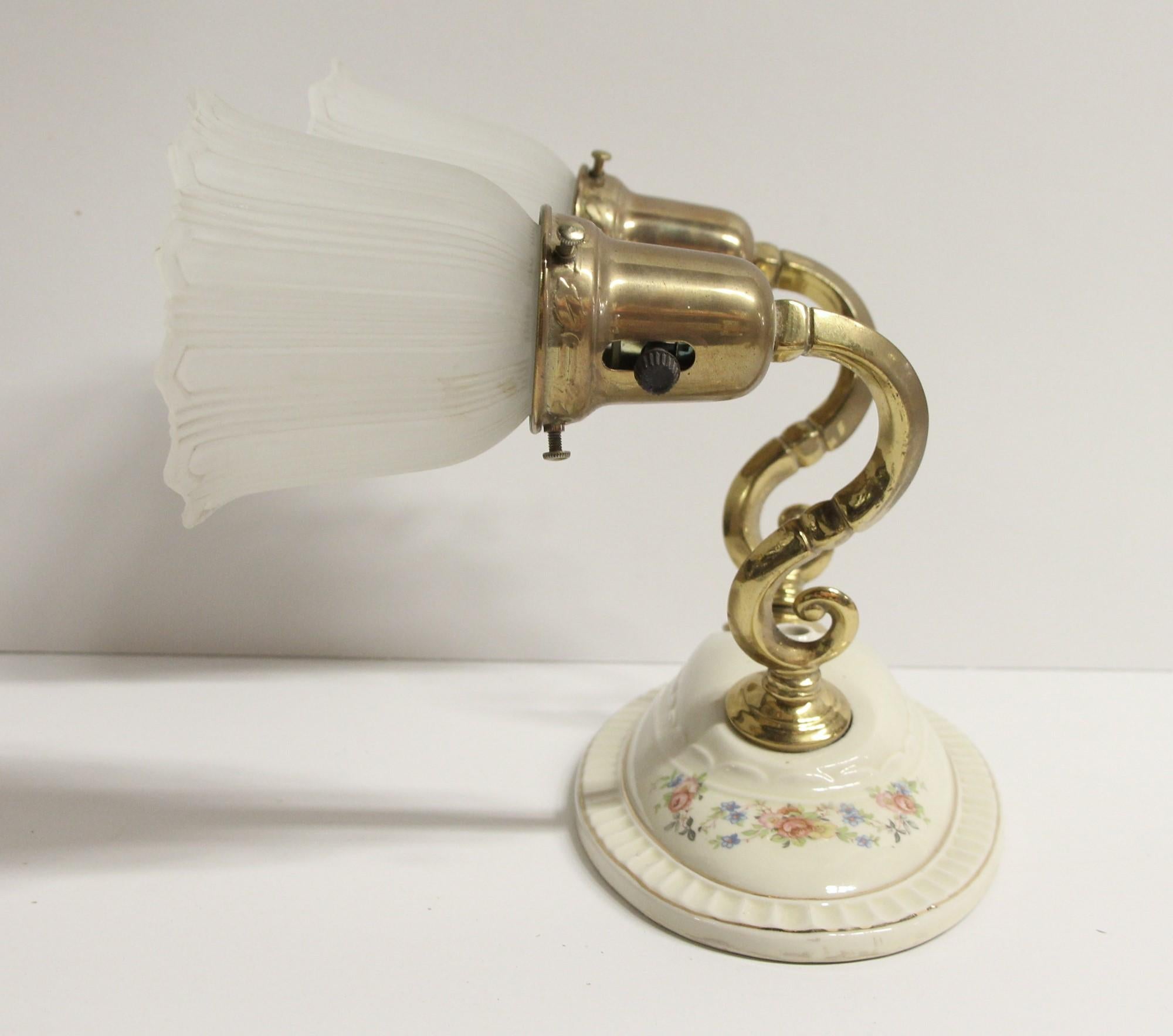 1930 Lámpara de cerámica de diseño floral con 2 brazos en latón y 2 interruptores en Bueno Estado en New York, NY
