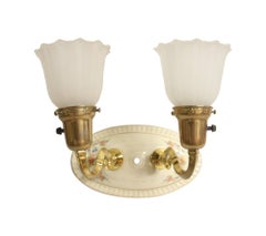 Applique simple en céramique à motif floral des années 1930 avec 2 bras en laiton et 2 interrupteurs