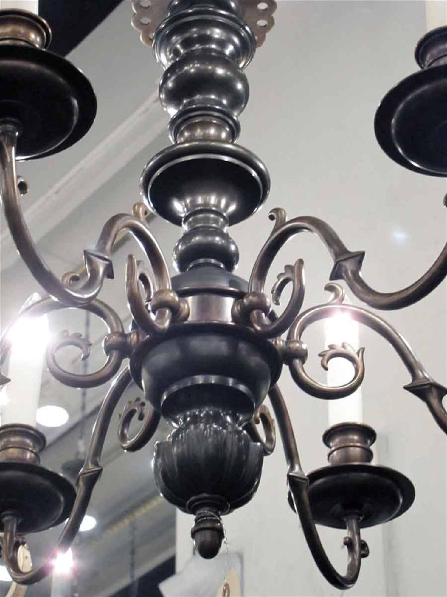 Lampadario anni '30 con finitura in bronzo strofinato a olio e sei bracci. Pulito e ricablato. Si prega di notare che questo articolo si trova in una delle nostre sedi di New York.