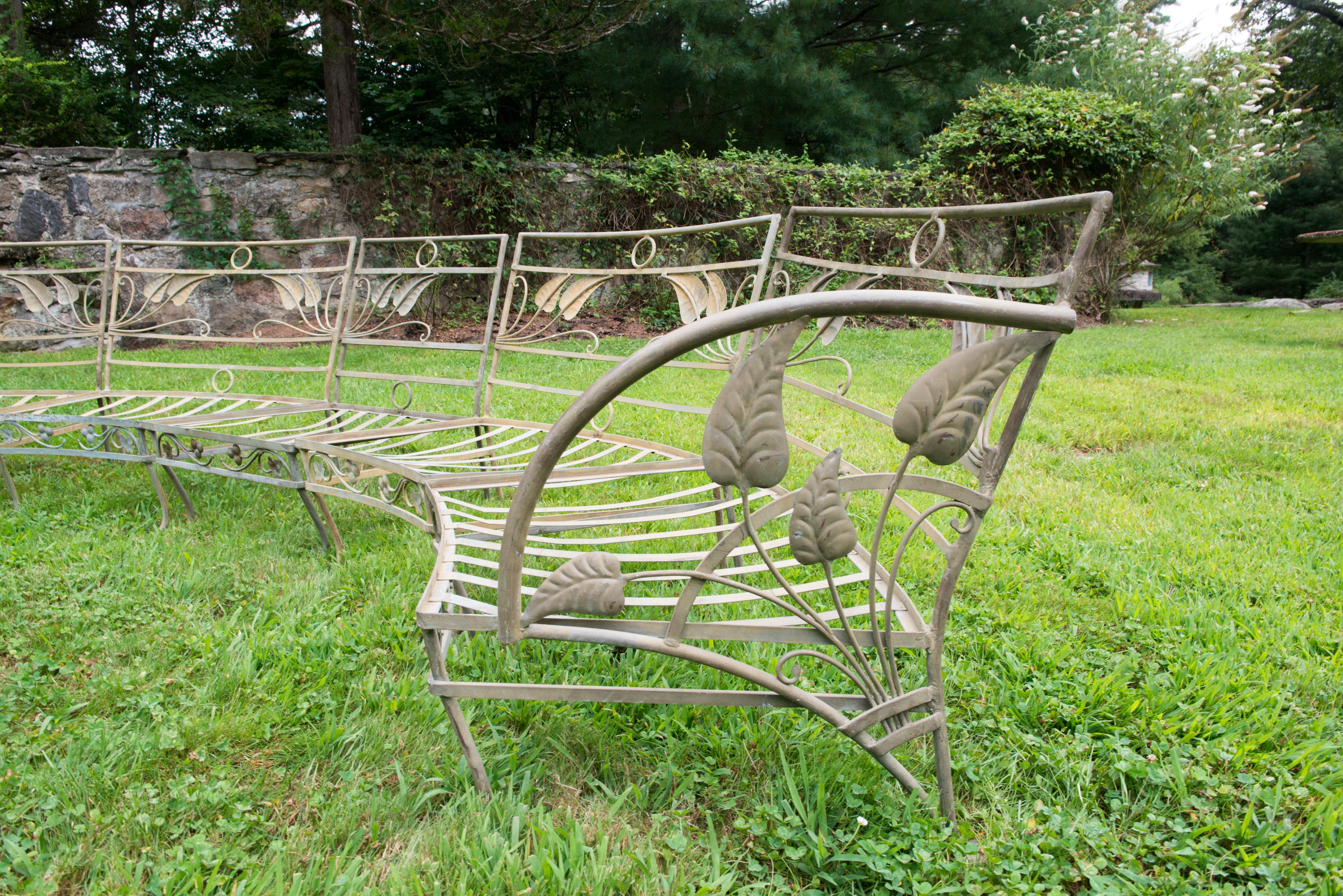 Fünfteiliges geschwungenes, sechsteiliges Sofa von Salterini aus den 1930er Jahren mit passendem armlosen Stuhl (American Arts and Crafts)