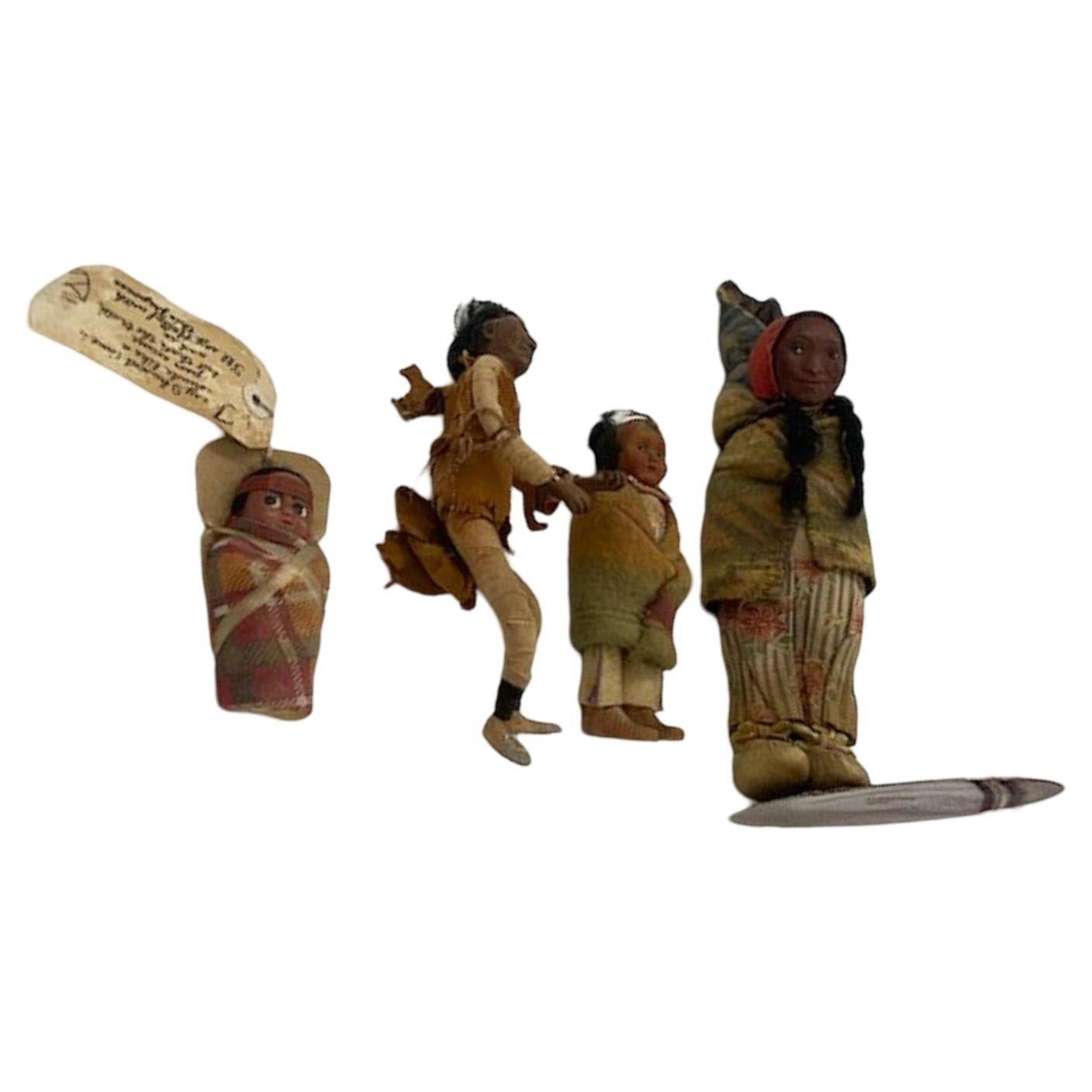 Amérindien Skookum - Ensemble de 4 poupées amérindiennes et amérindiennes des années 1930 en vente