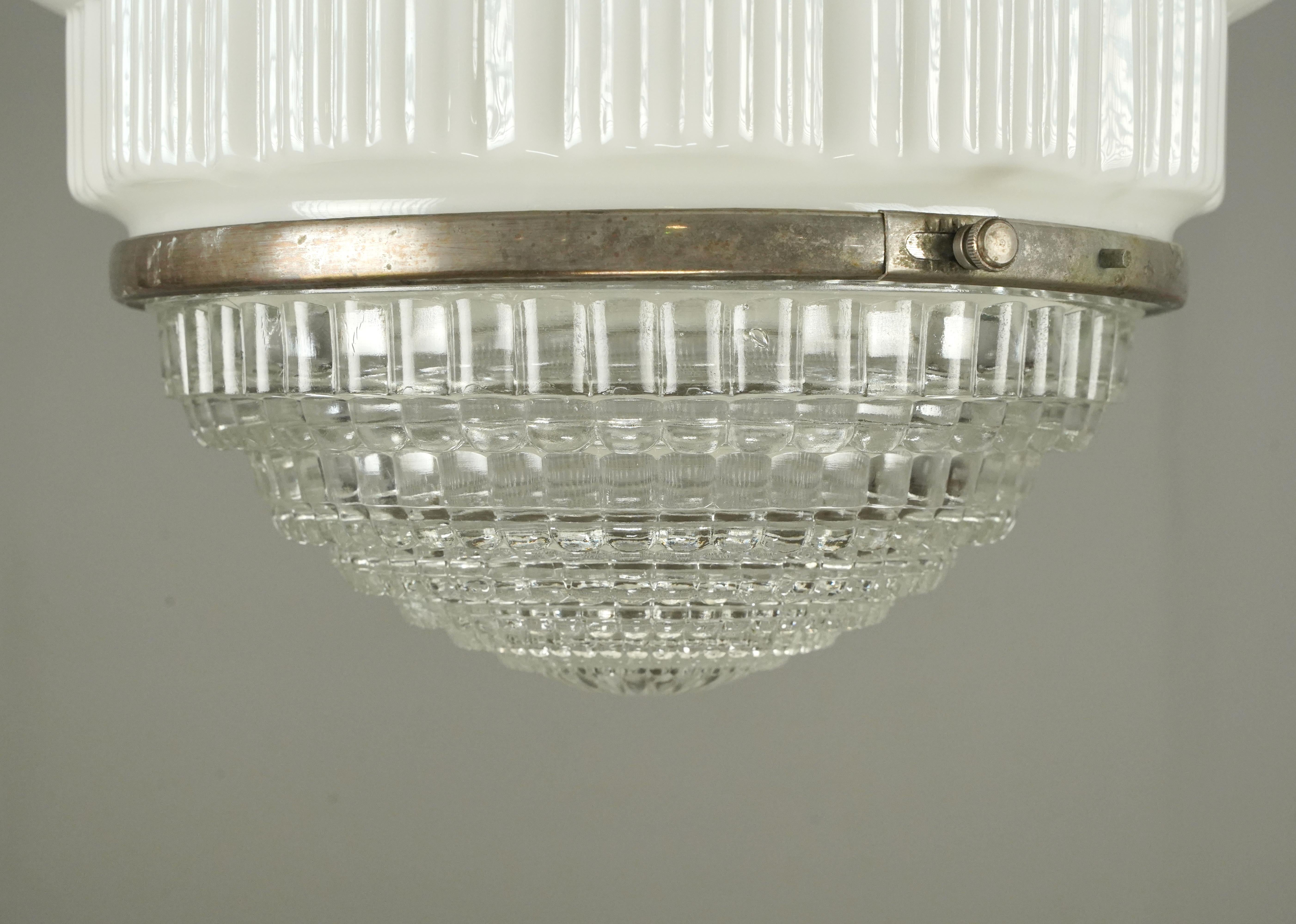 1930 Rascacielos Art Decó Lámpara colgante de cristal de leche en Bueno estado para la venta en New York, NY