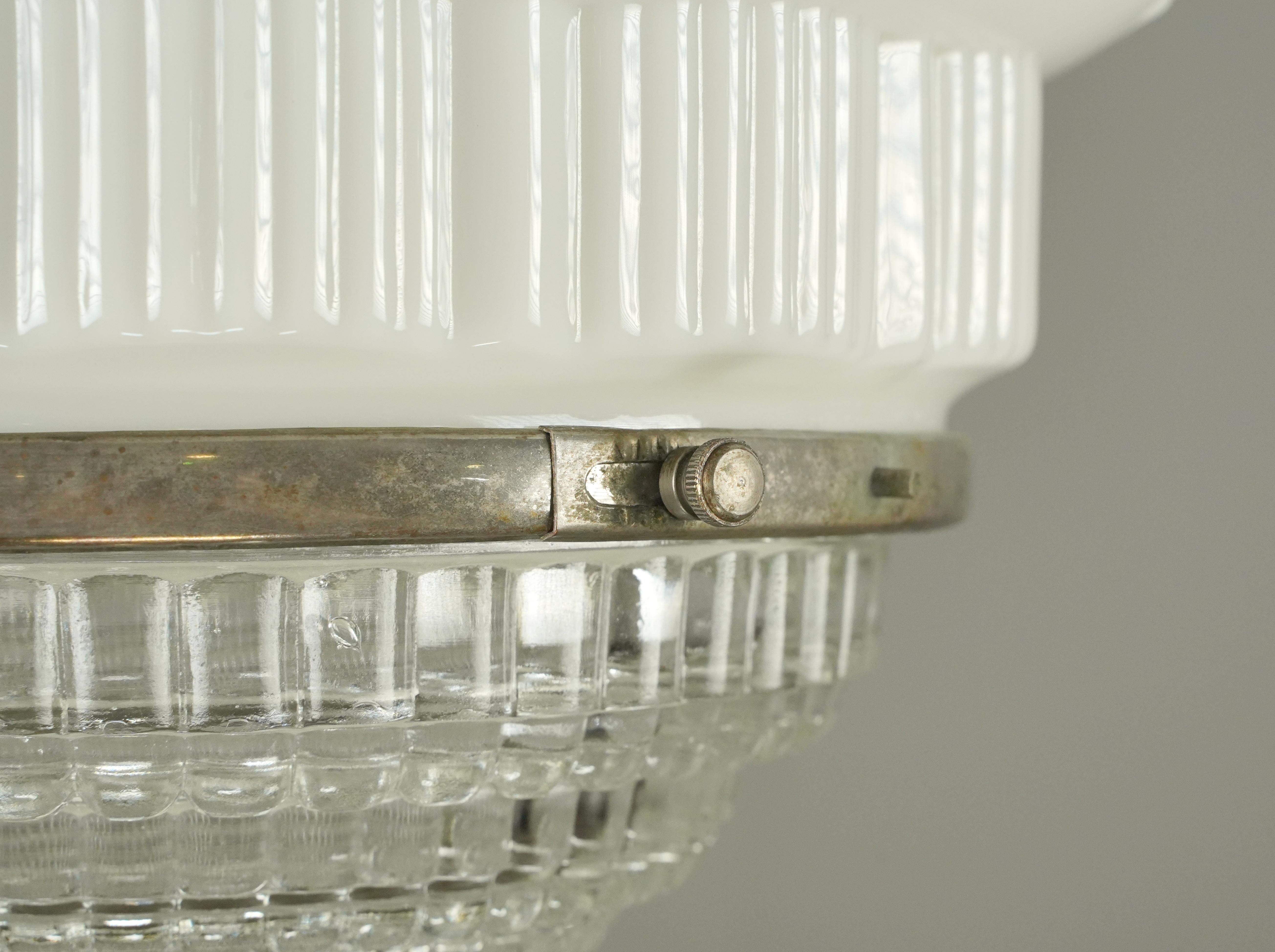 1930 Rascacielos Art Decó Lámpara colgante de cristal de leche mediados del siglo XX en venta