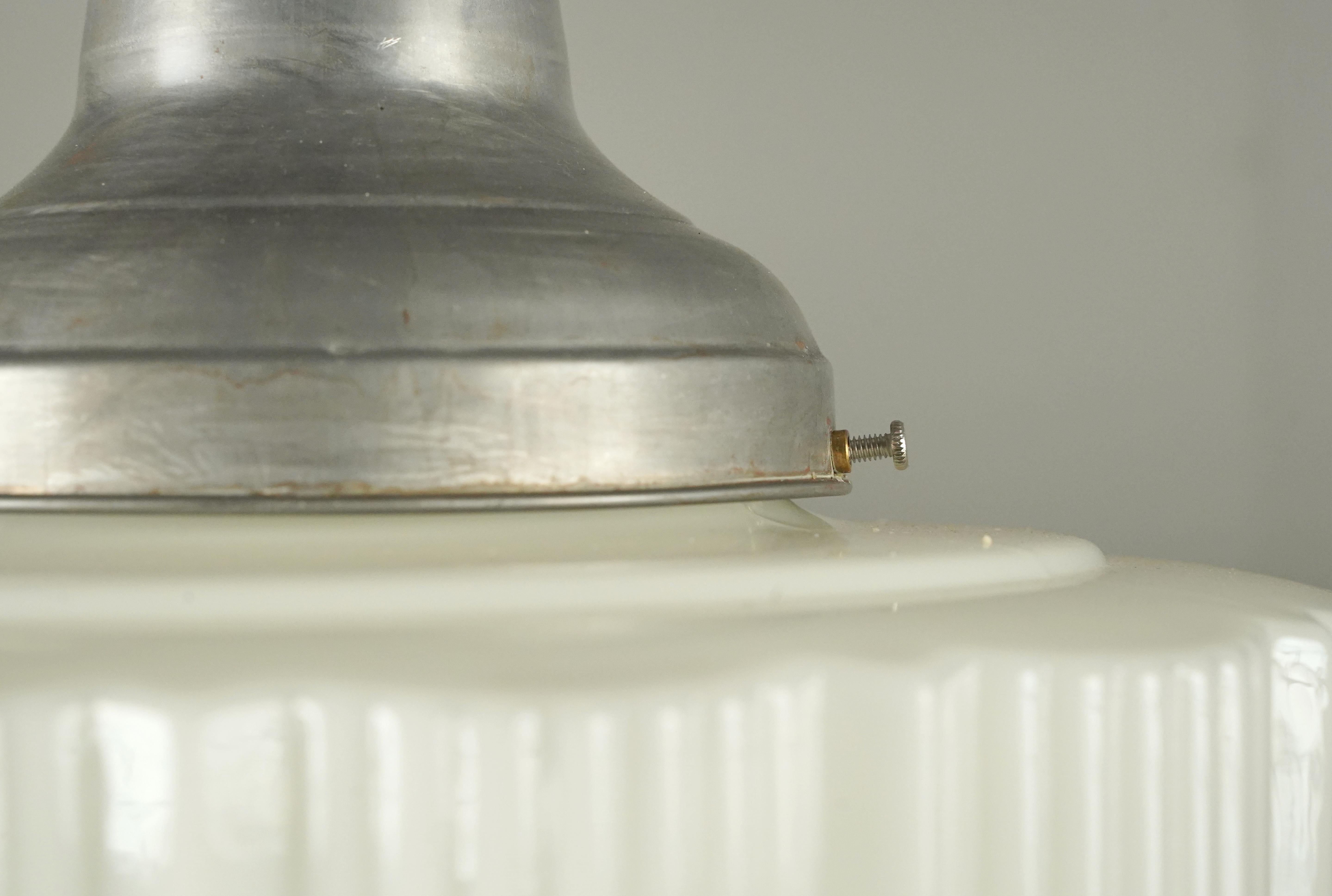 1930 Rascacielos Art Decó Lámpara colgante de cristal de leche Acero en venta
