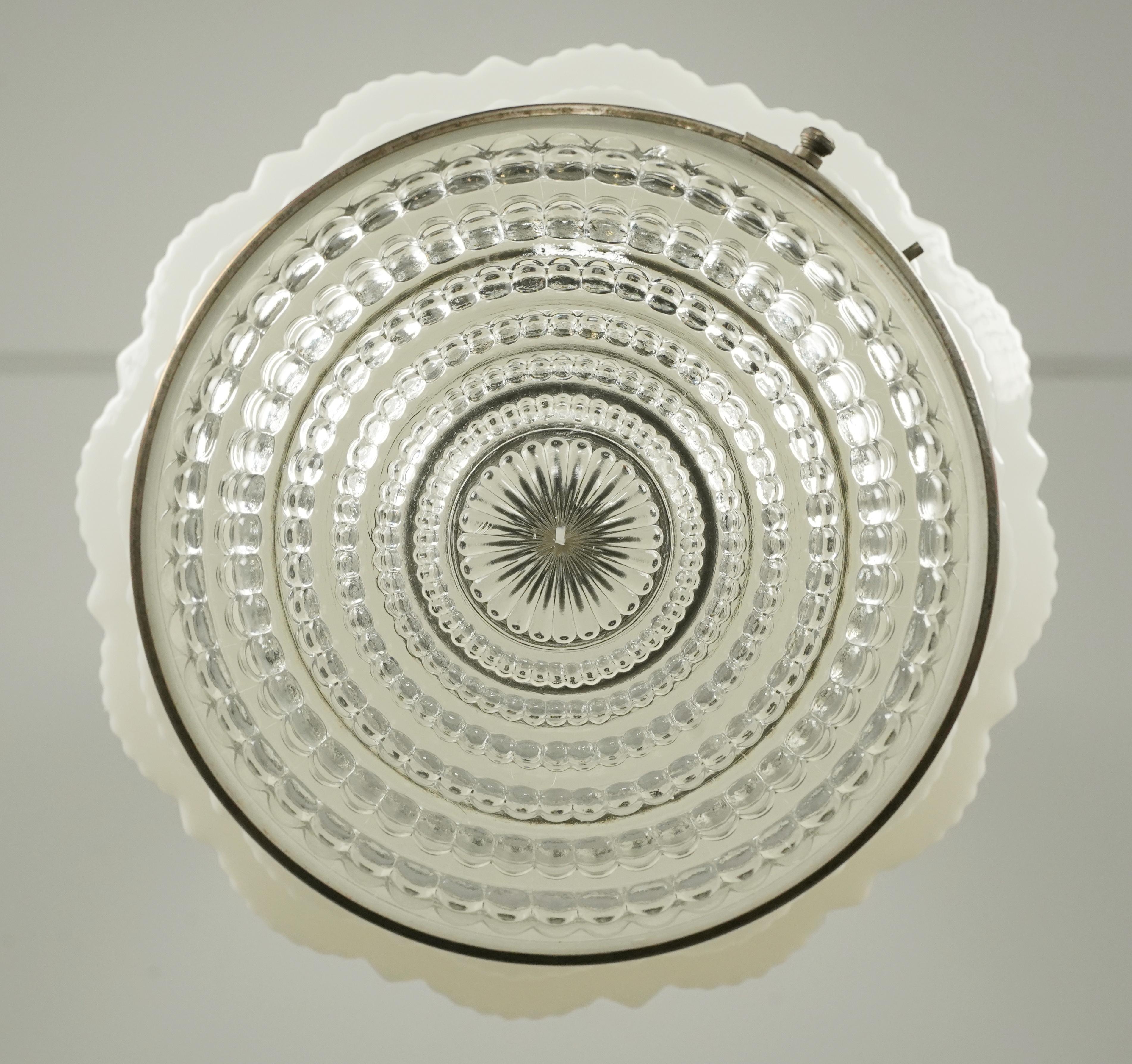 1930 Rascacielos Art Decó Lámpara colgante de cristal de leche en venta 2