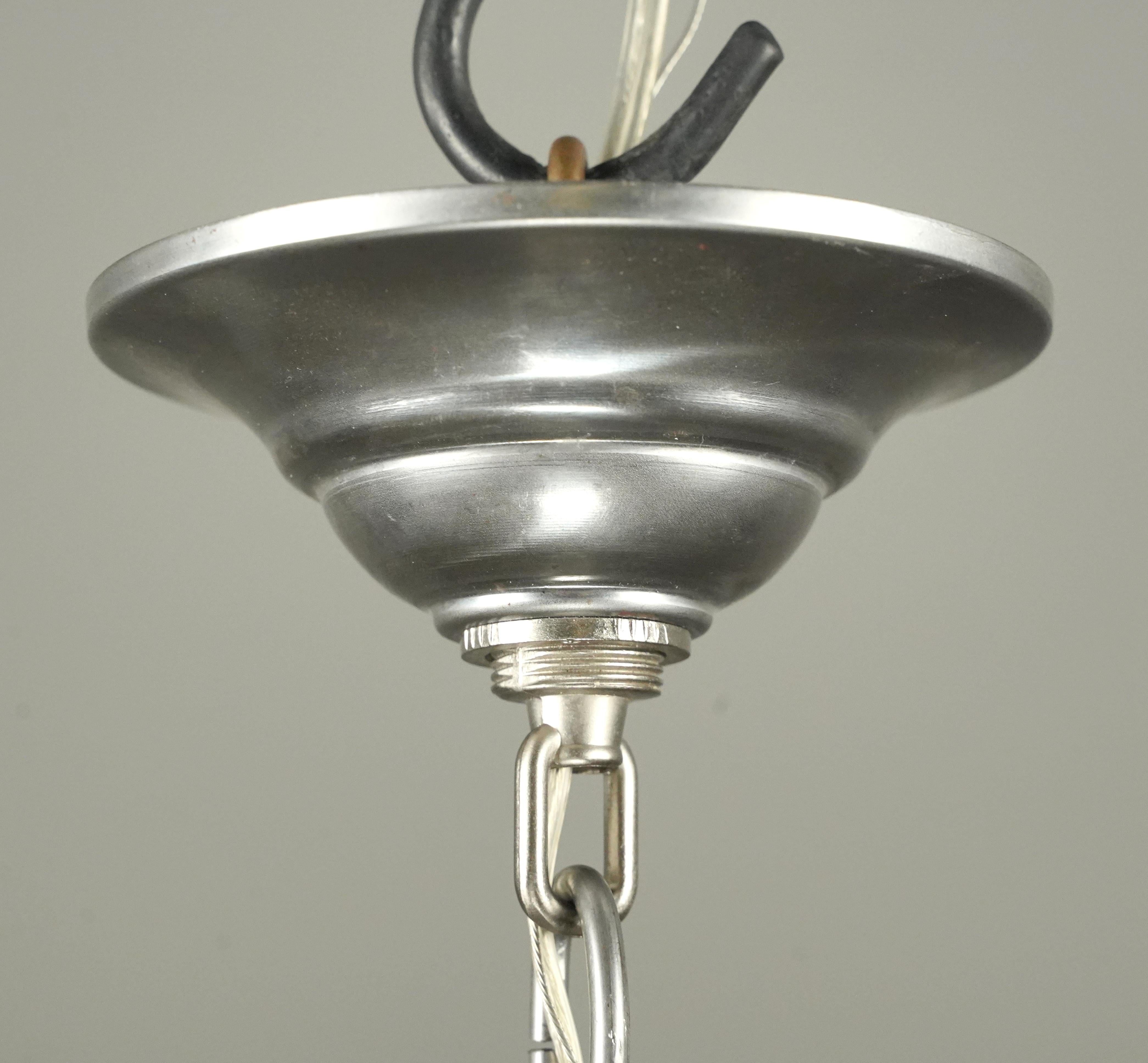 1930 Rascacielos Art Decó Lámpara colgante de cristal de leche en venta 3