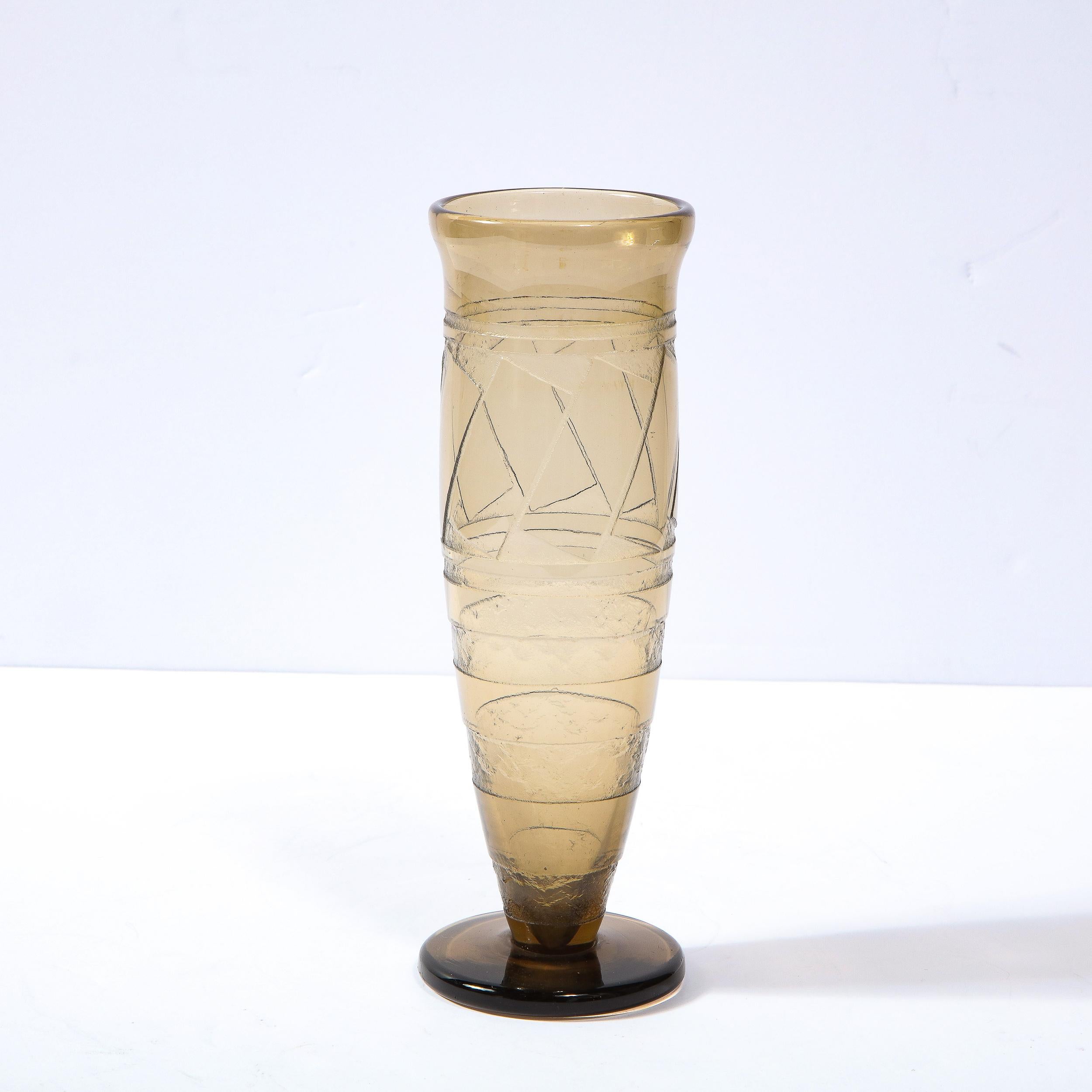 Ce magnifique vase en verre de style cubiste de l'Art déco français de Schneider est décoré d'un motif rectangulaire incliné 