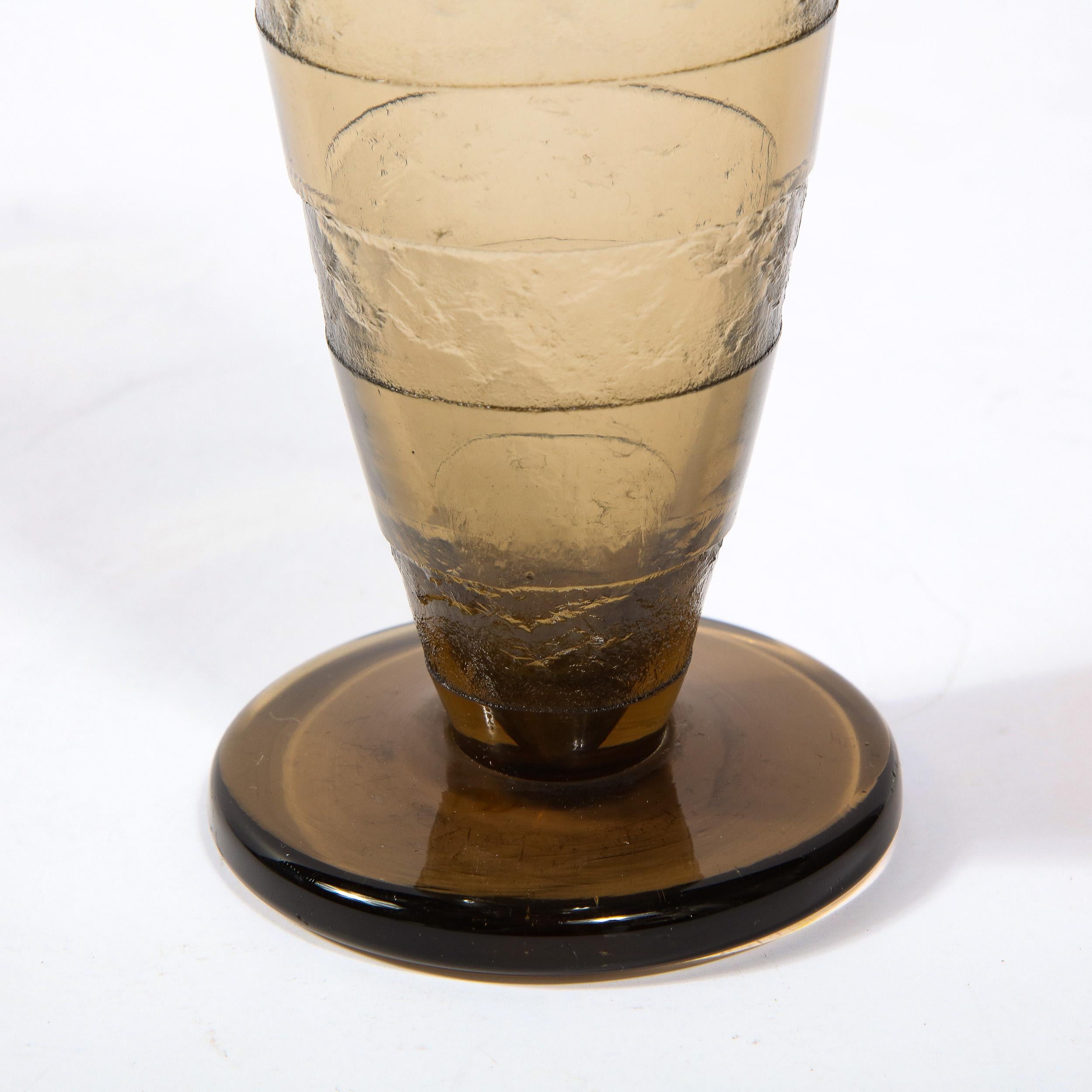 Schlanke Art-Déco-Vase aus Topasglas, signiert von Schneider, 1930er Jahre (Mitte des 20. Jahrhunderts) im Angebot