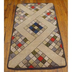 Tapis américain au crochet des années 1930, de couleur beige, de style folk art, avec des motifs en losange