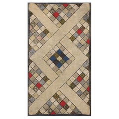 Tapis américain au crochet des années 1930, de couleur beige, de style folk art, avec des motifs en losange