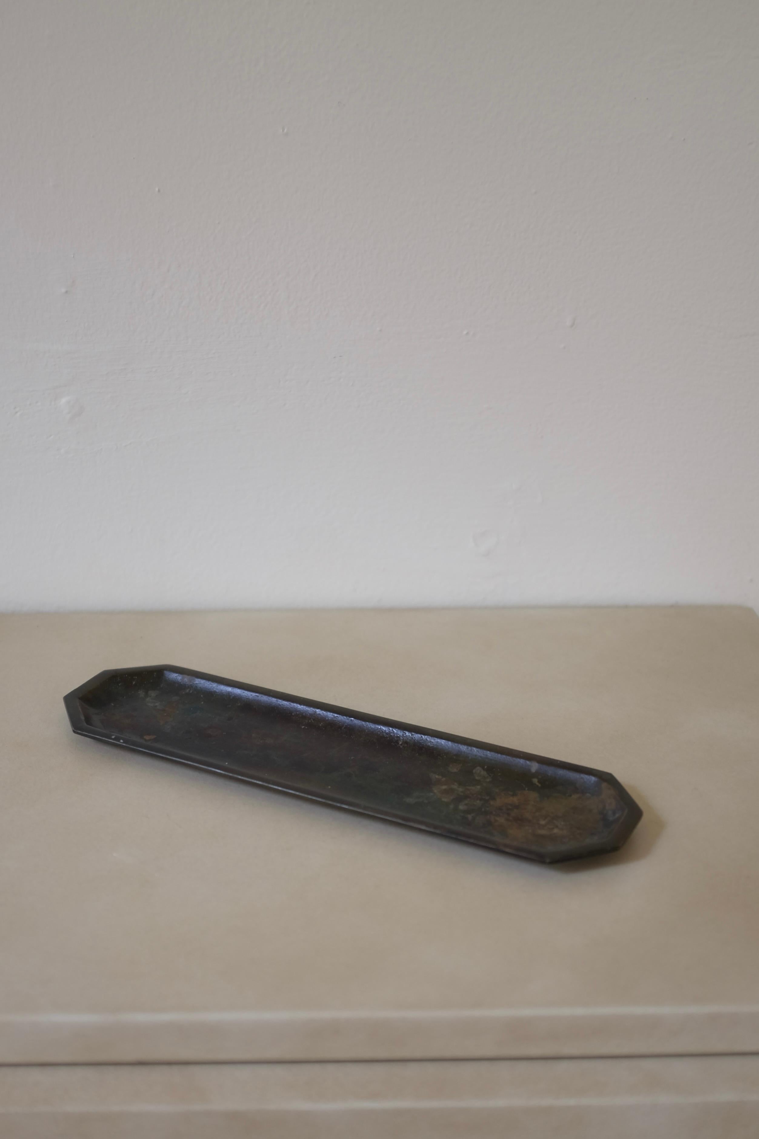 Piccolo vassoio in bronzo del 1930 di GAB, Svezia. Forma rettangolare con usura adeguata all'età.

Dimensioni: L. 10 pollici x L. 2,8 pollici x H. 0,4 pollici