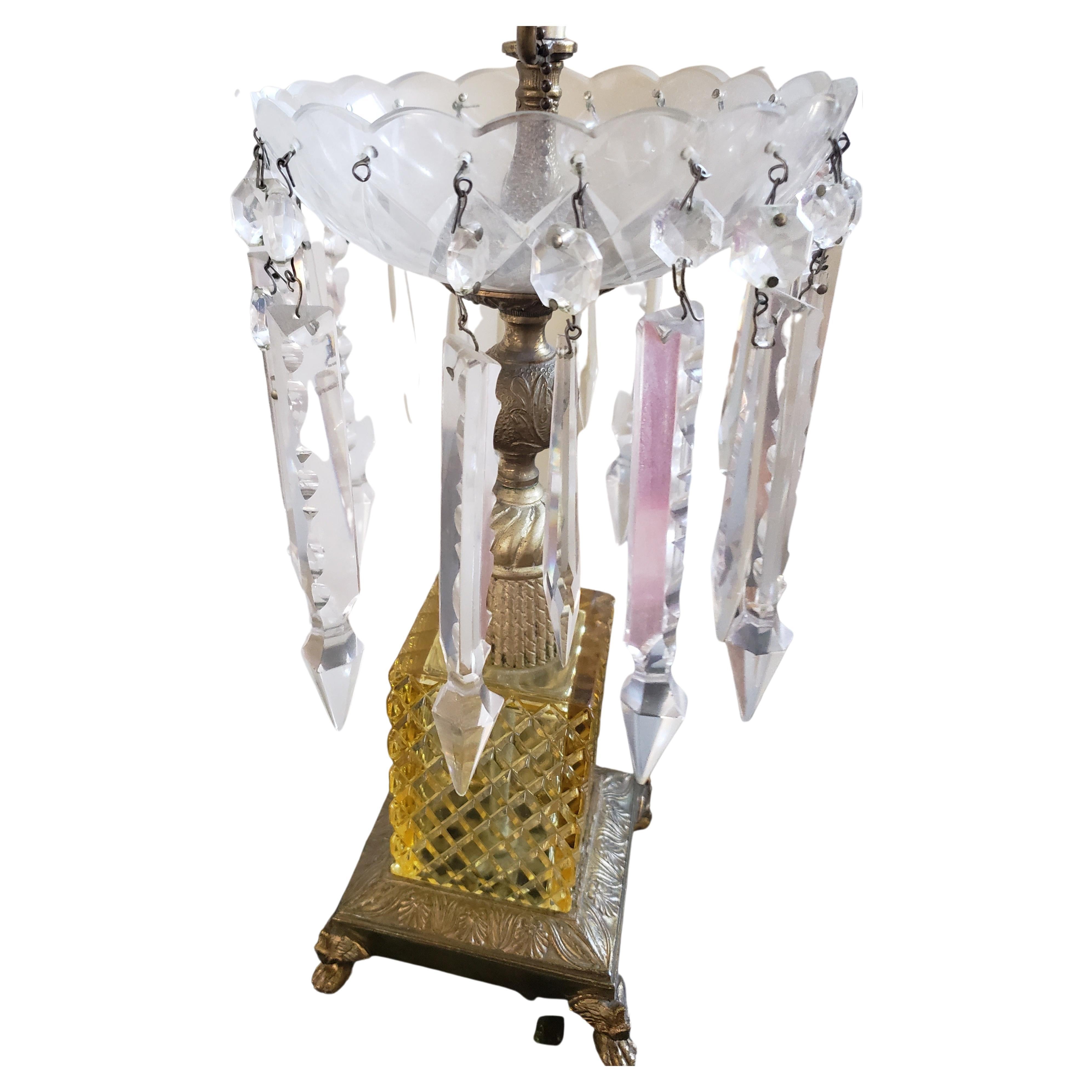 Mid-Century Modern Lampe de bureau à pendules à flèches en laiton massif des années 1930, en verre taillé et cristal au plomb en vente
