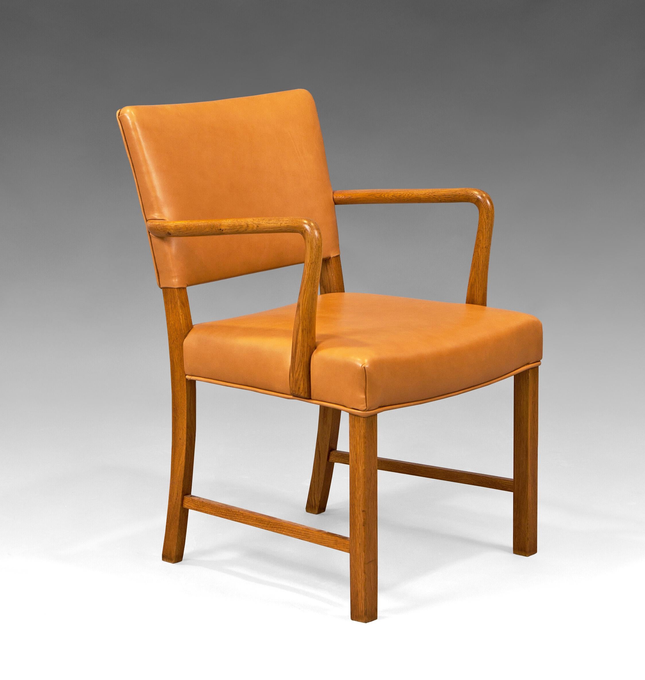 Chaise en chêne et cuir de Karee Klint (attribuée) pour I.C.A. Jensen. Danemark, années 1930.
Excellent état restauré et rechampi en cuir.

 