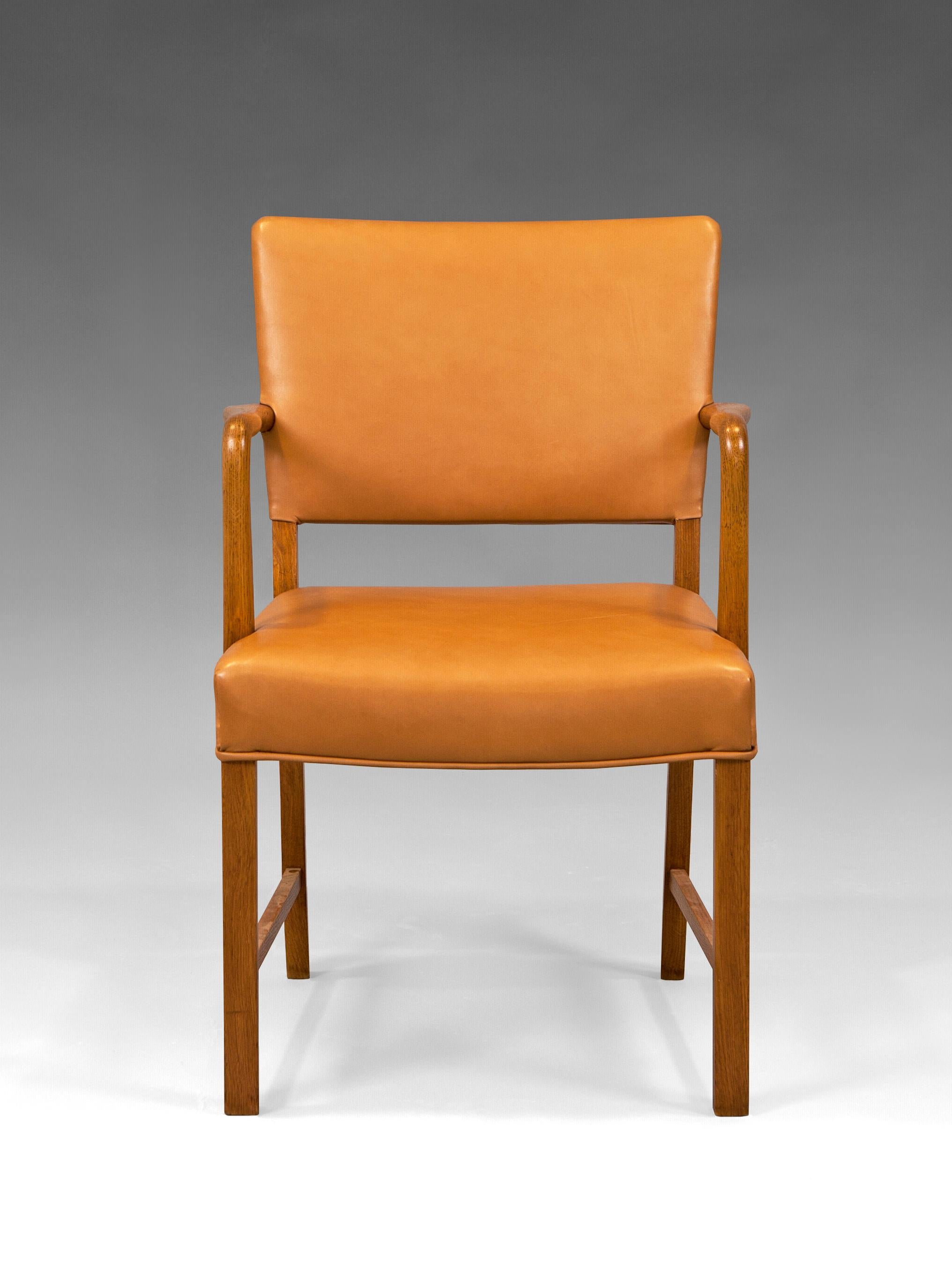 Mid-Century Modern Fauteuil en chêne massif et cuir des années 1930 attribué à Kaare Klint en vente