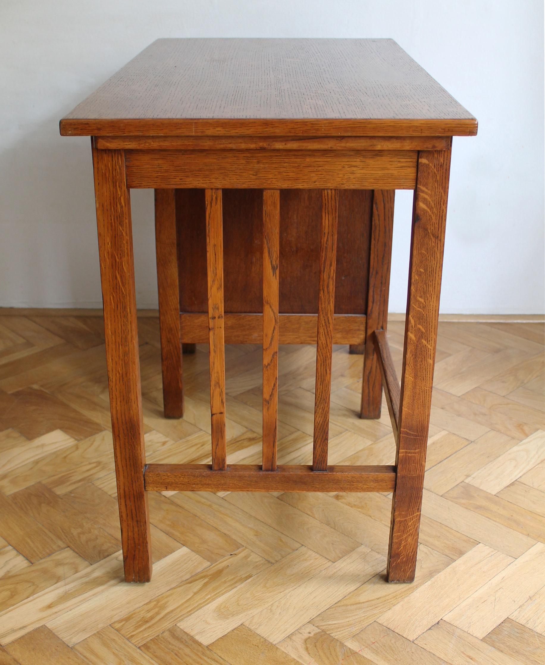 1930's Solid Oak 'Jerry' Child Desk In Good Condition For Sale In Brno, CZ