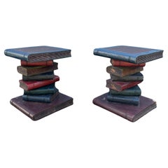 Tavolini in legno massiccio degli anni '30 dipinti con sculture finte di libri impilati, set di 2