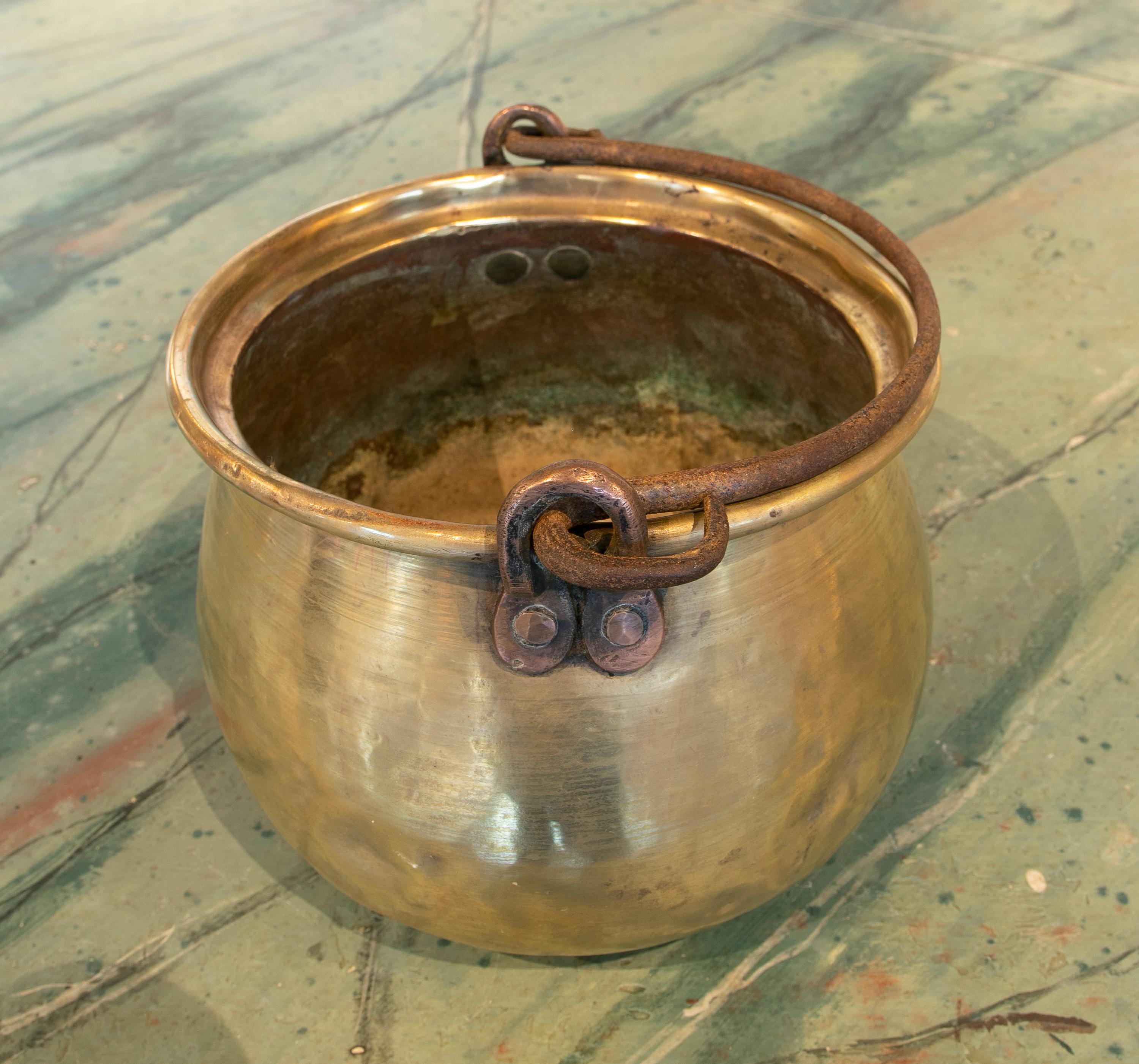 Spanische Bronzekasserolle mit Eisengriff aus den 1930er Jahren im Angebot 7