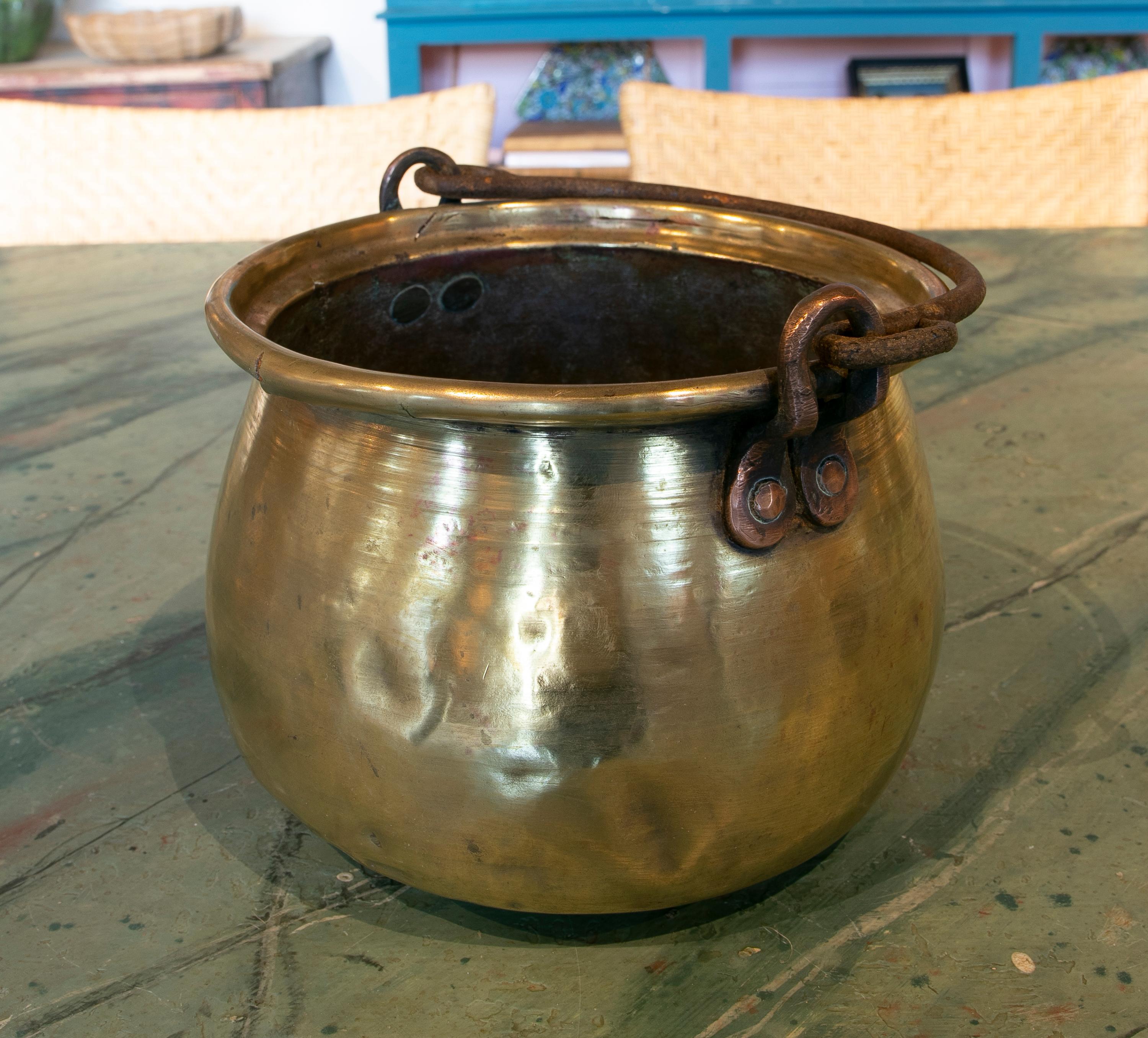 1930s Spanish Bronze Casserole with Iron Handle In Good Condition For Sale In Marbella, ES