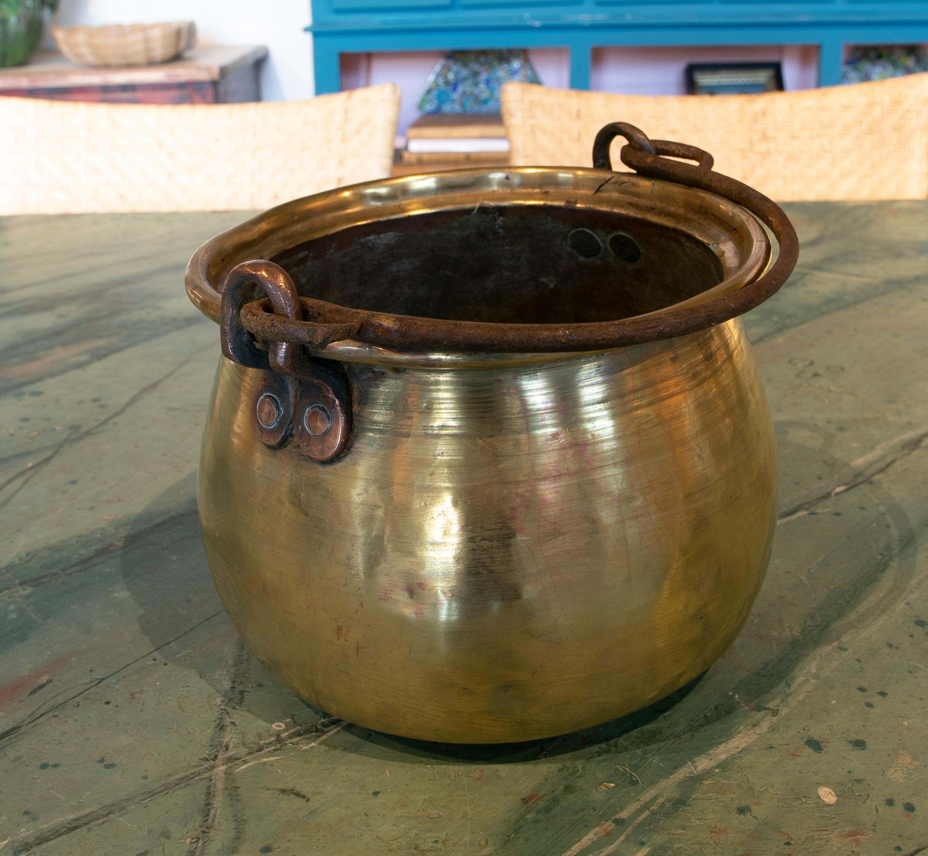 Spanische Bronzekasserolle mit Eisengriff aus den 1930er Jahren (20. Jahrhundert) im Angebot