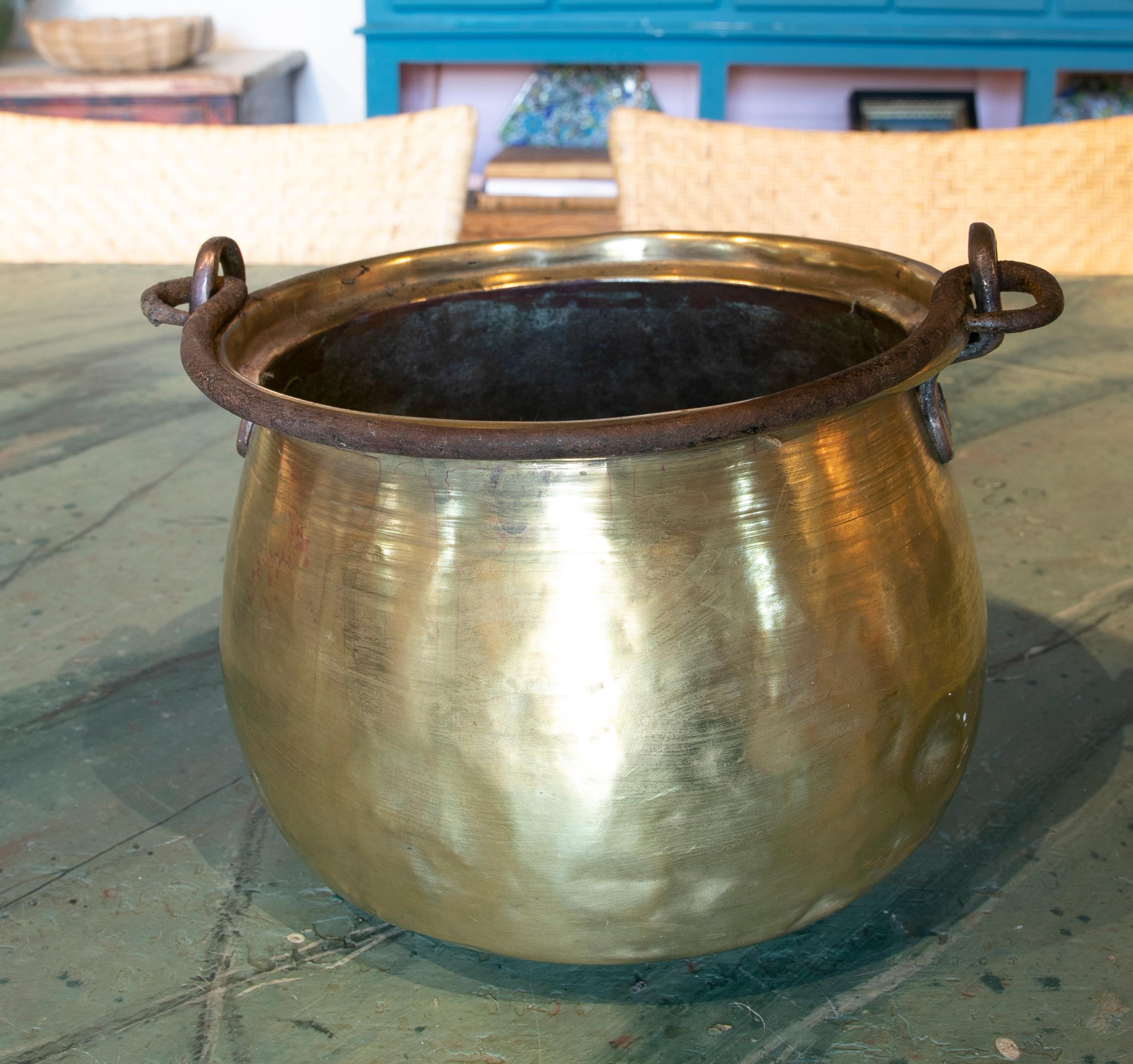 Spanische Bronzekasserolle mit Eisengriff aus den 1930er Jahren im Angebot 1