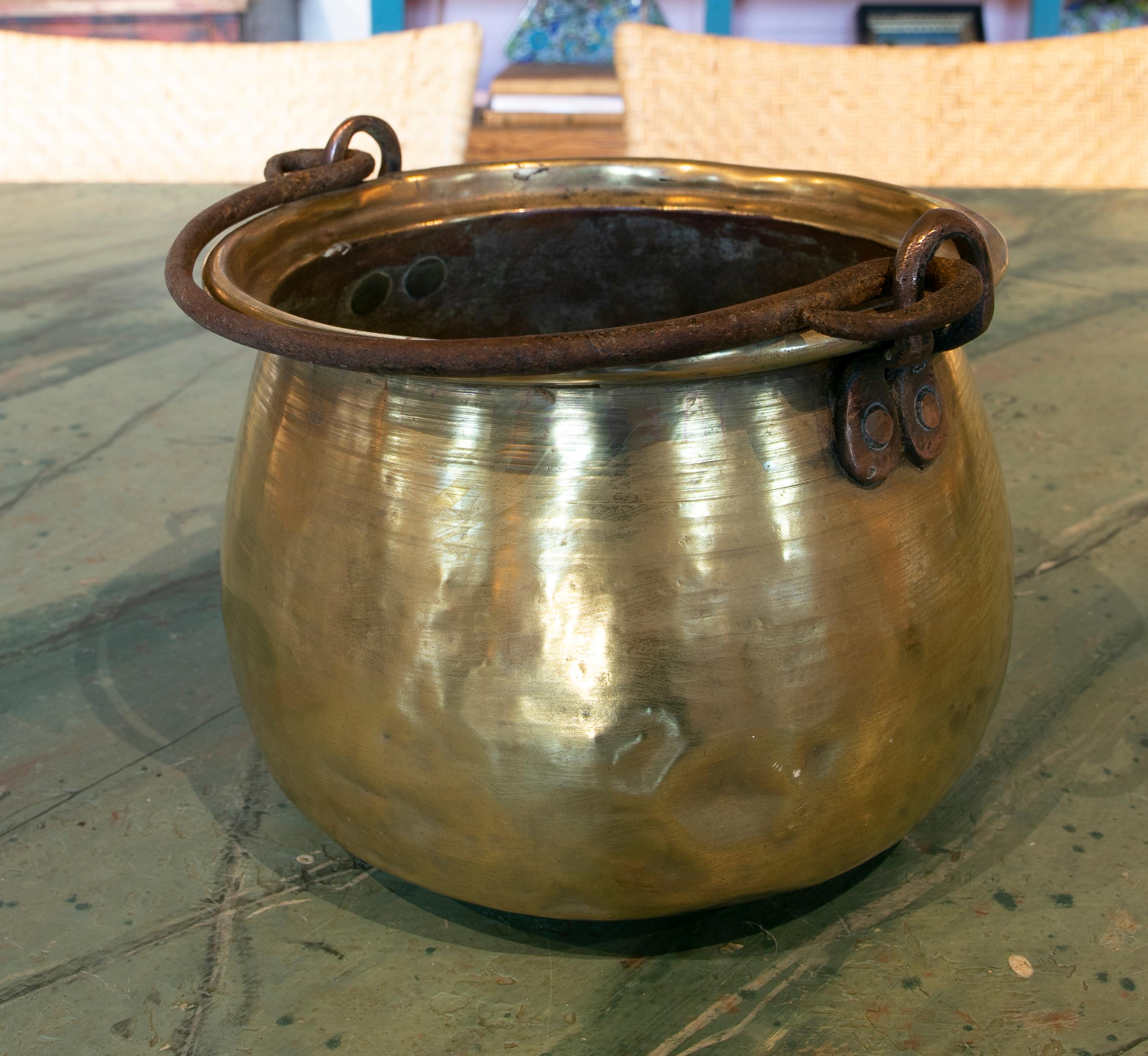 Spanische Bronzekasserolle mit Eisengriff aus den 1930er Jahren im Angebot 2