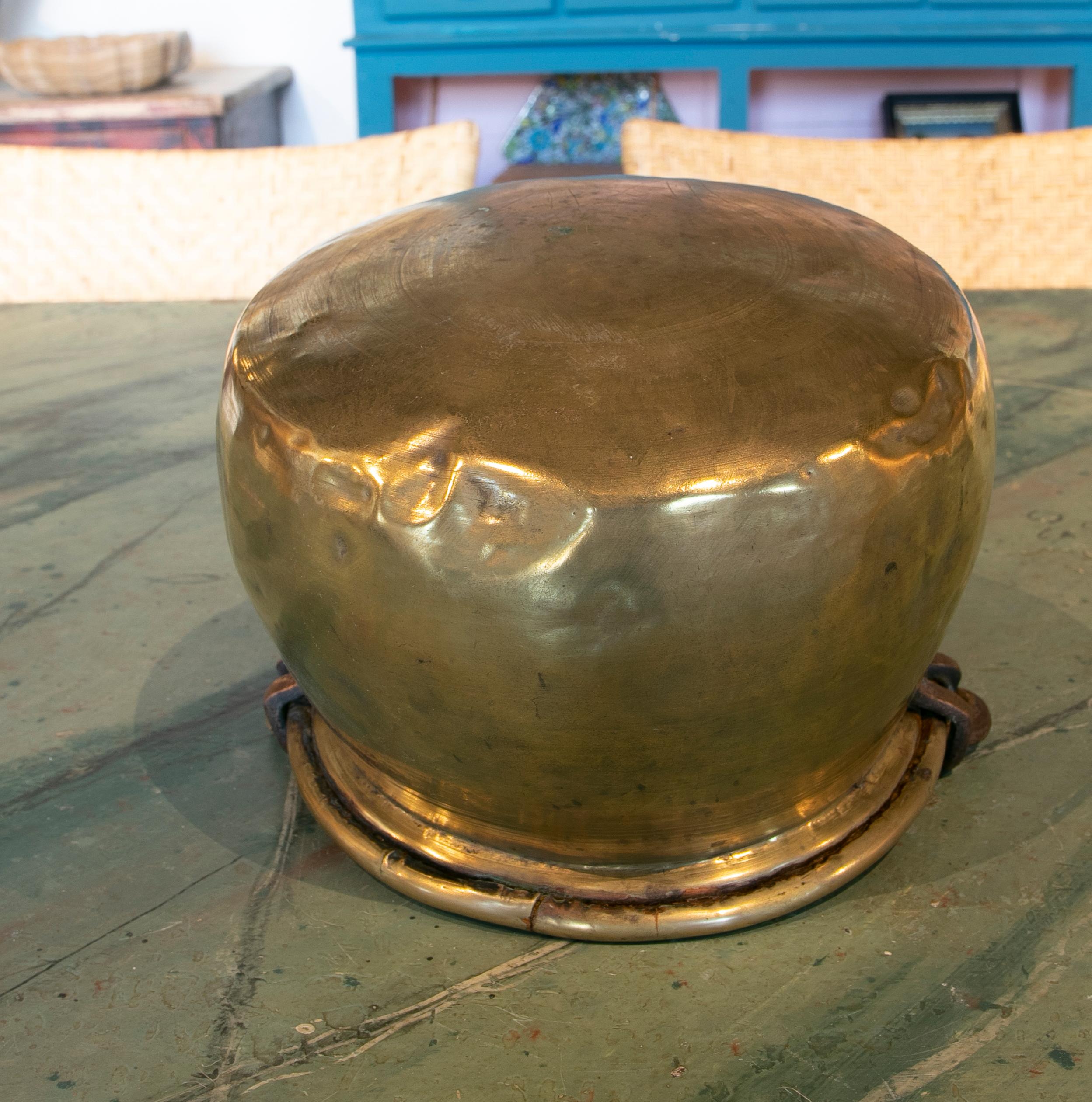 Spanische Bronzekasserolle mit Eisengriff aus den 1930er Jahren im Angebot 3
