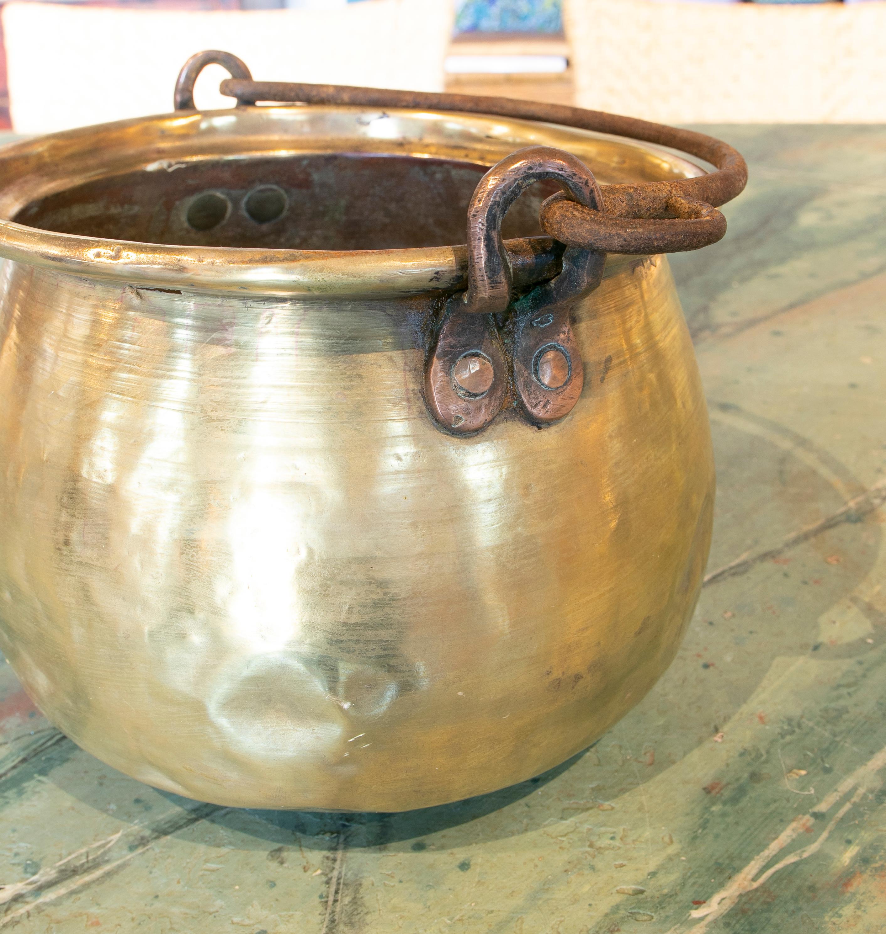 Spanische Bronzekasserolle mit Eisengriff aus den 1930er Jahren im Angebot 5