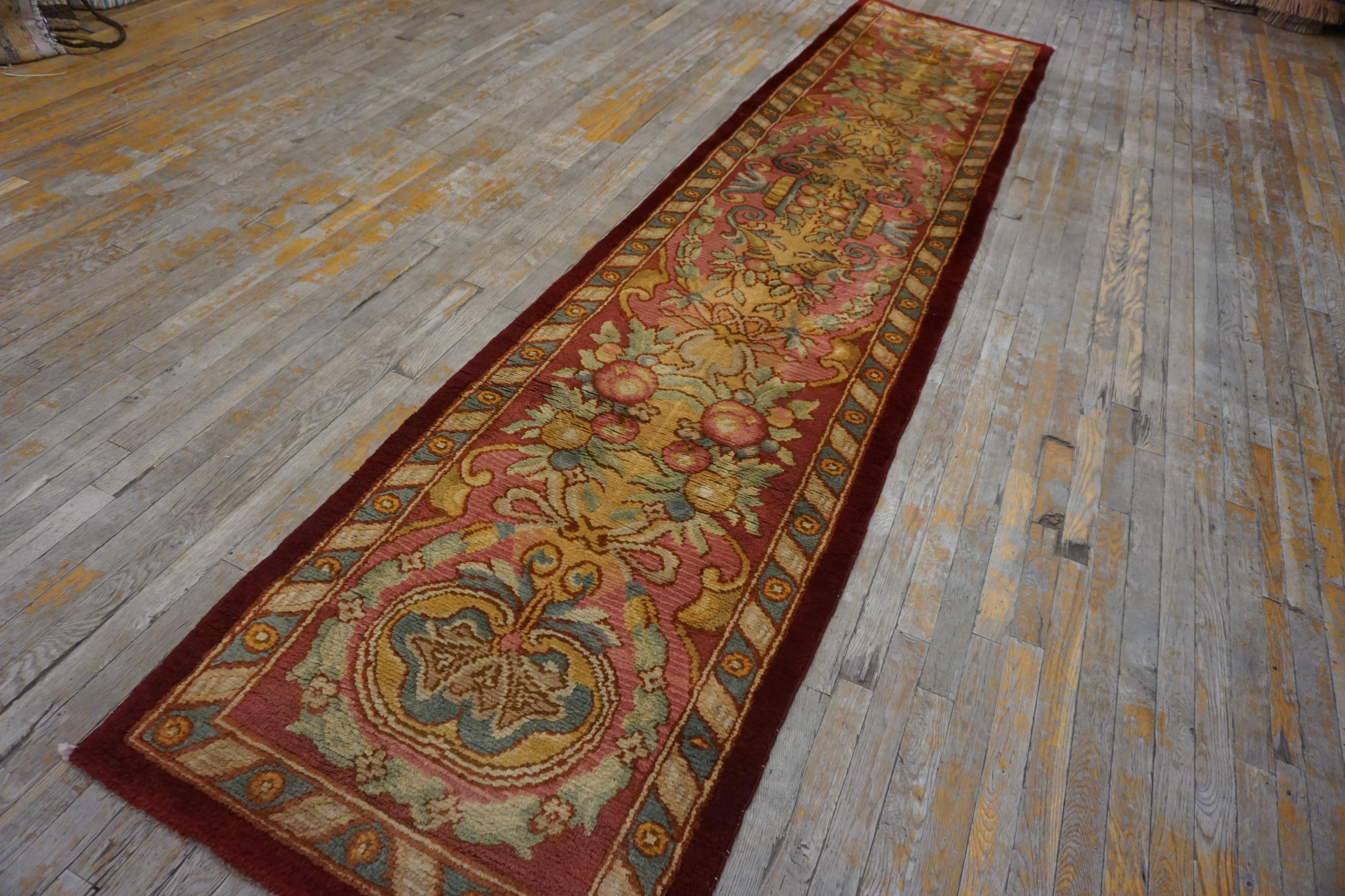 Spanischer Teppich aus den 1930er Jahren ( 2'10'' x 13' - 85 x 395 ) (Aubusson) im Angebot