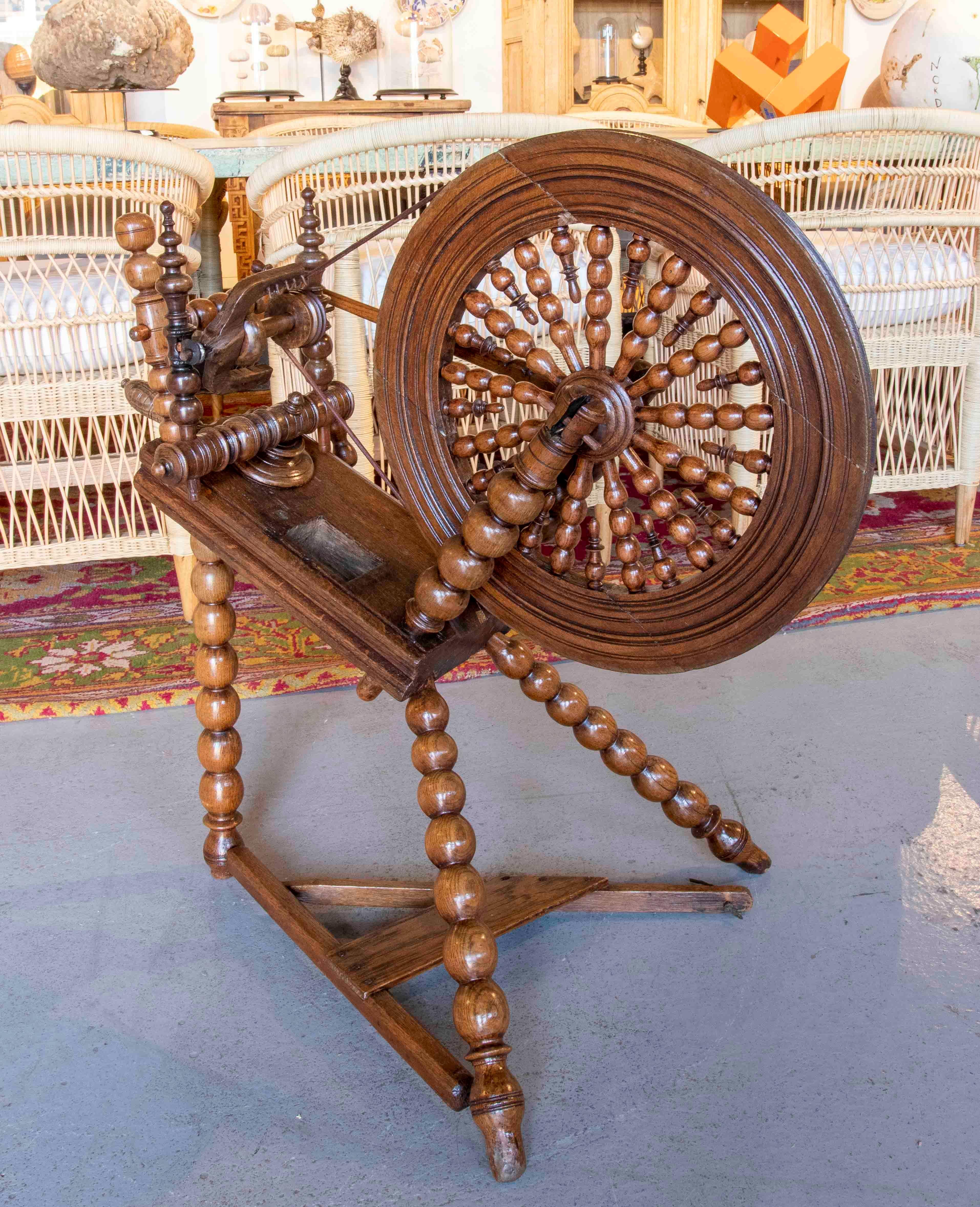 1930s Spanish Distaff Spinning Wheel Made of Wood For Sale 4