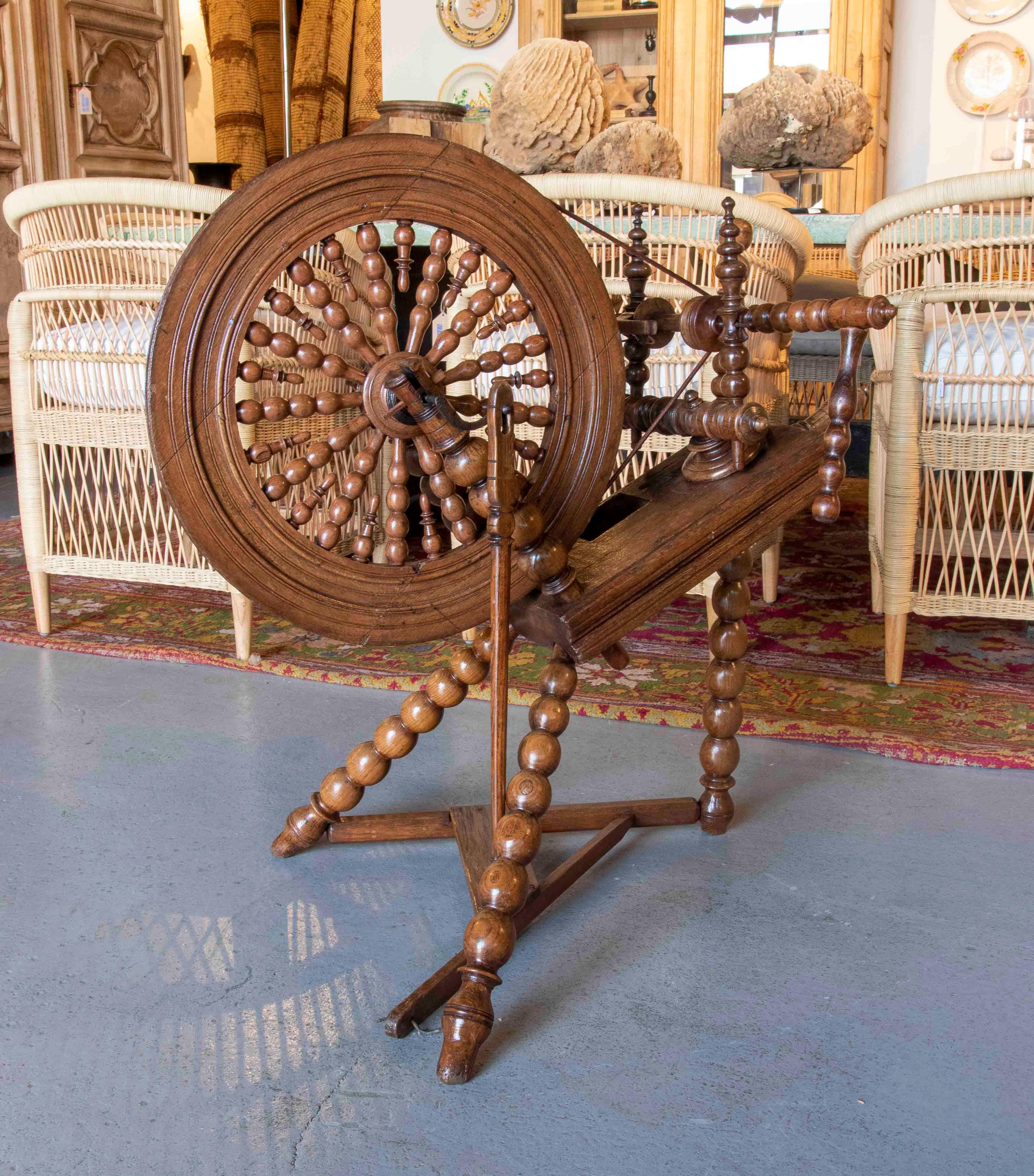 1930s Spanish Distaff Spinning Wheel Made of Wood  In Good Condition For Sale In Marbella, ES