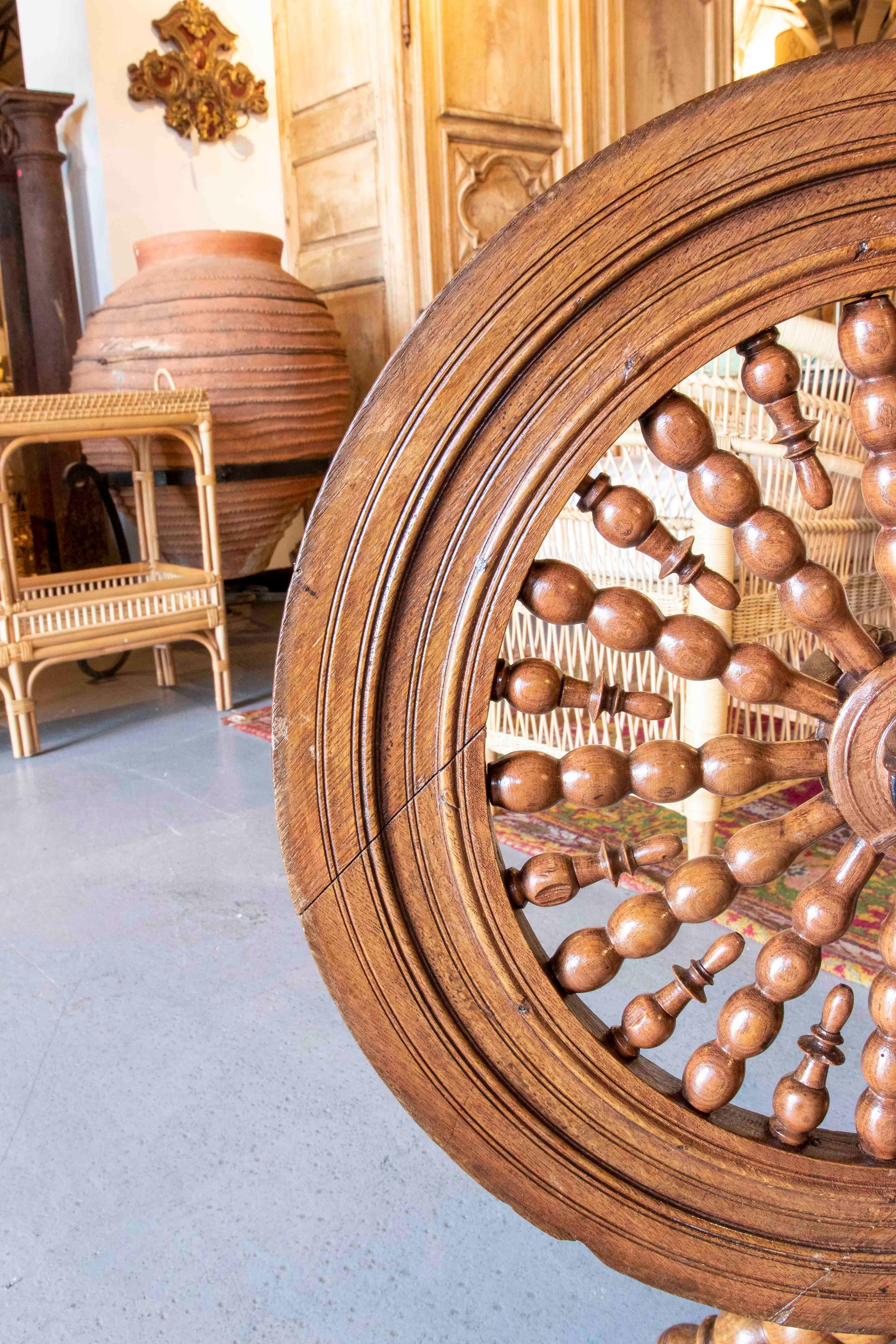 Hand-Carved 1930s Spanish Distaff Spinning Wheel Made of Wood For Sale