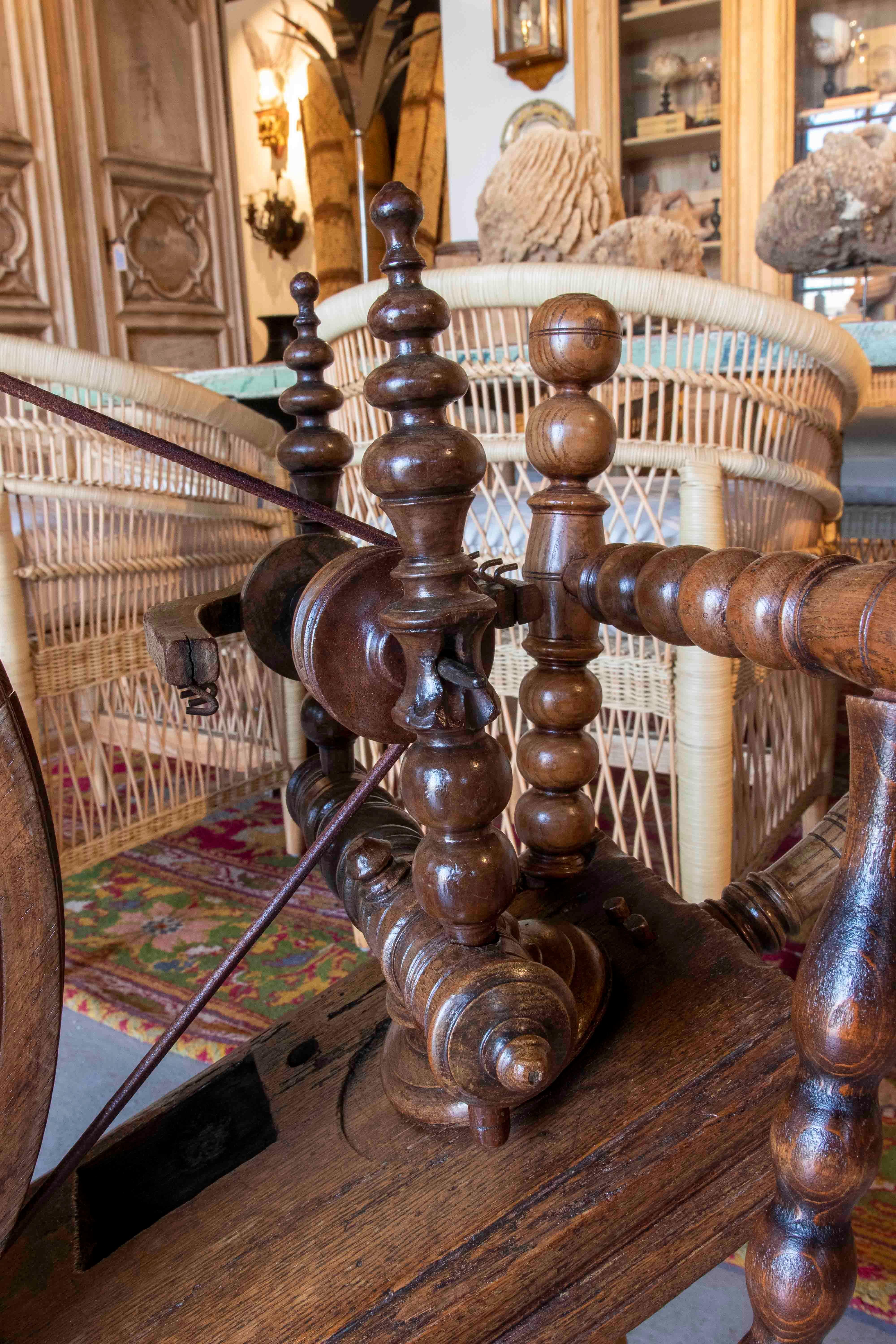 1930s Spanish Distaff Spinning Wheel Made of Wood  For Sale 3