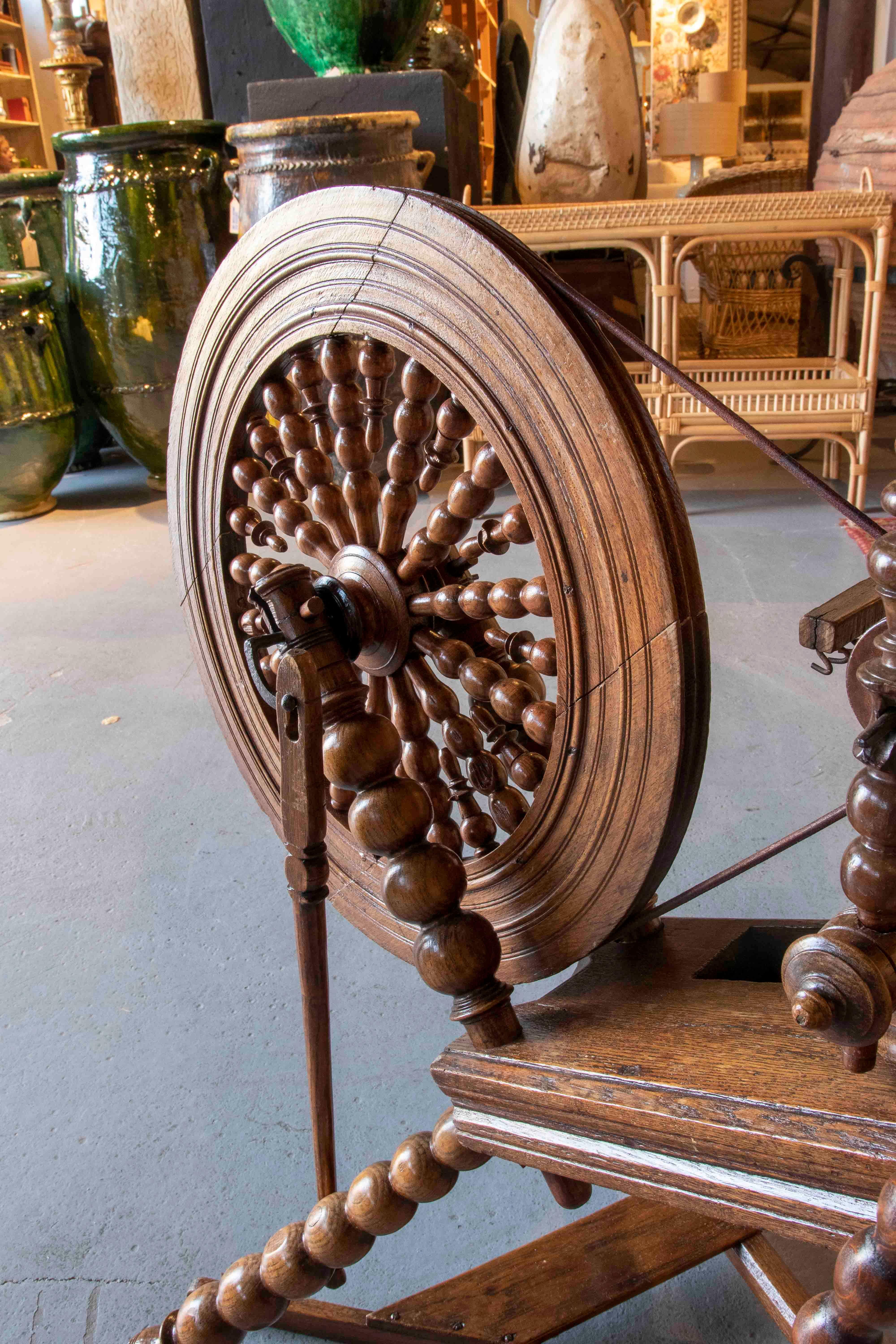 1930s Spanish Distaff Spinning Wheel Made of Wood  For Sale 5