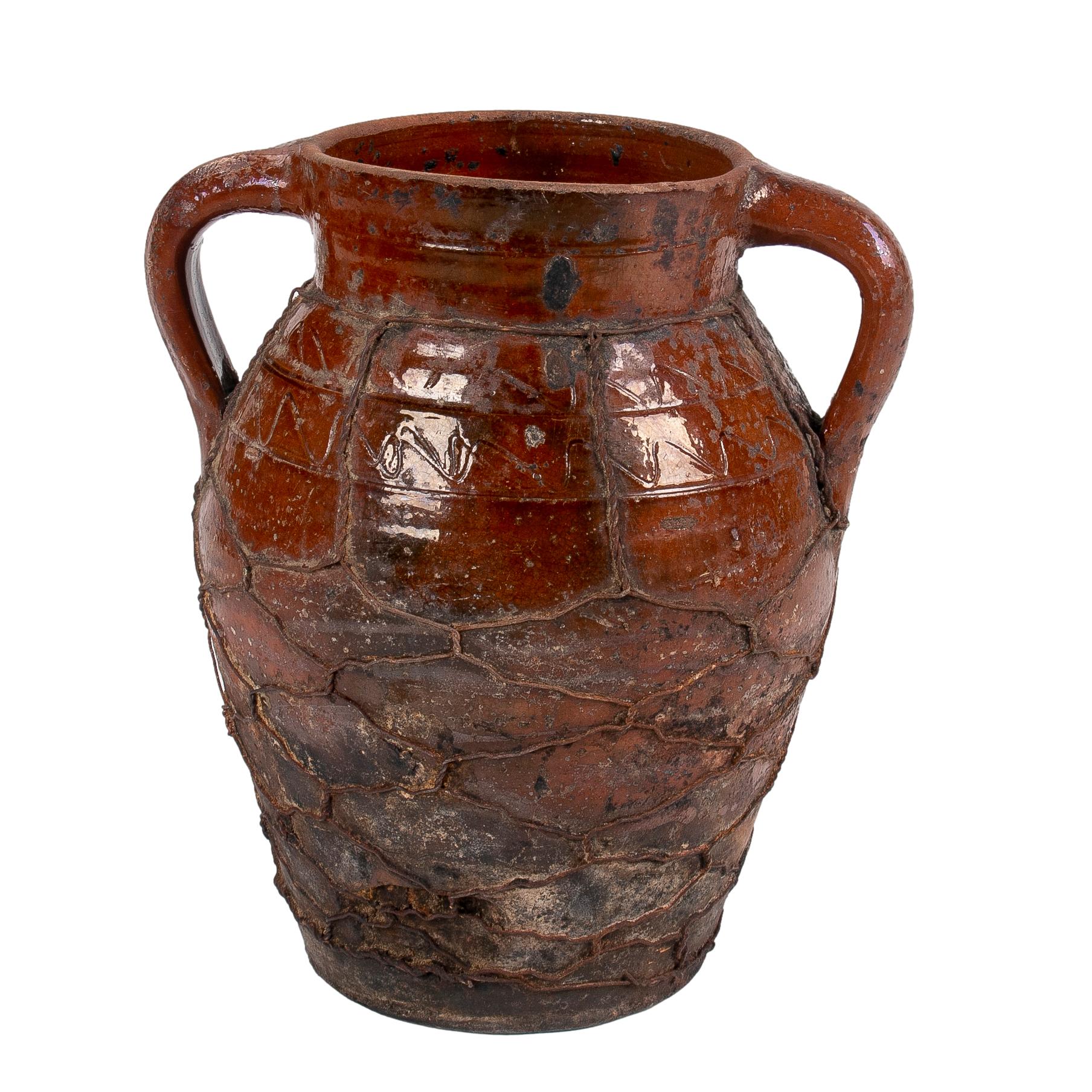 1930er Jahre Spanische glasierte Keramikvase mit Eisengeflecht im Angebot 1