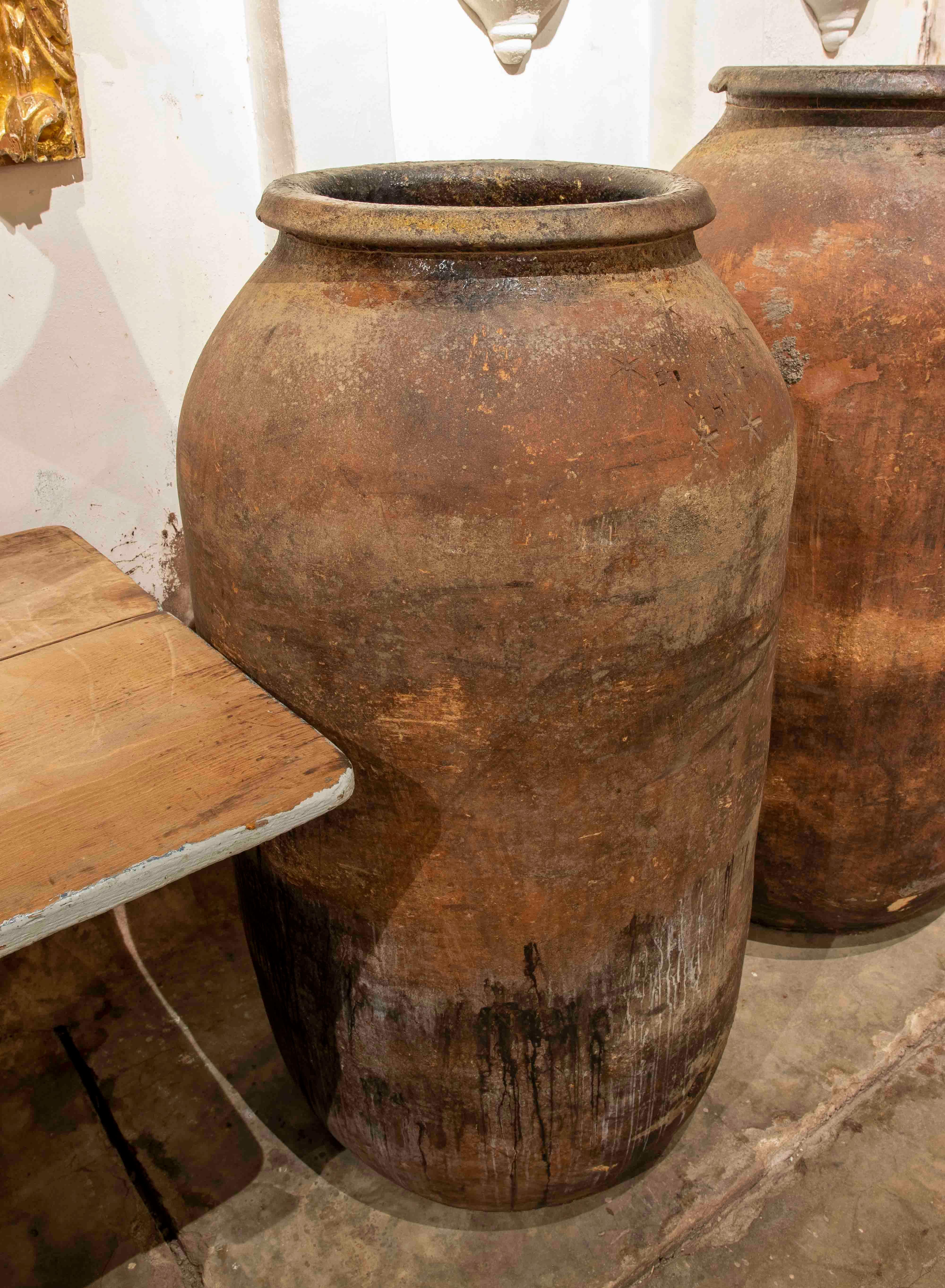 Milieu du XXe siècle Jarre à vin en céramique espagnole des années 1930 scellée par le fabricant en vente