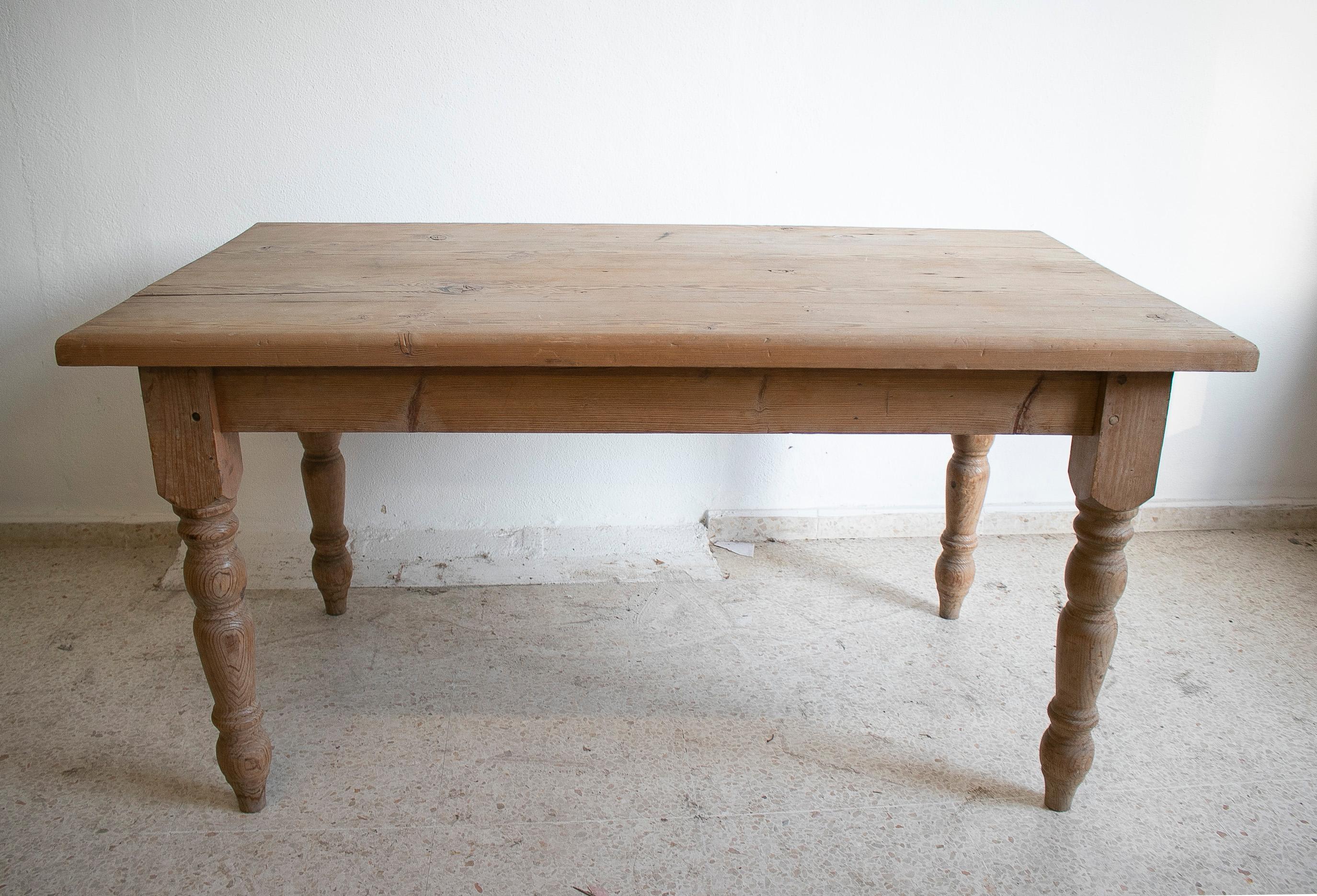 1930er Jahre Spanisch gekalkte Kiefer Wood Farmhouse Tisch (20. Jahrhundert) im Angebot