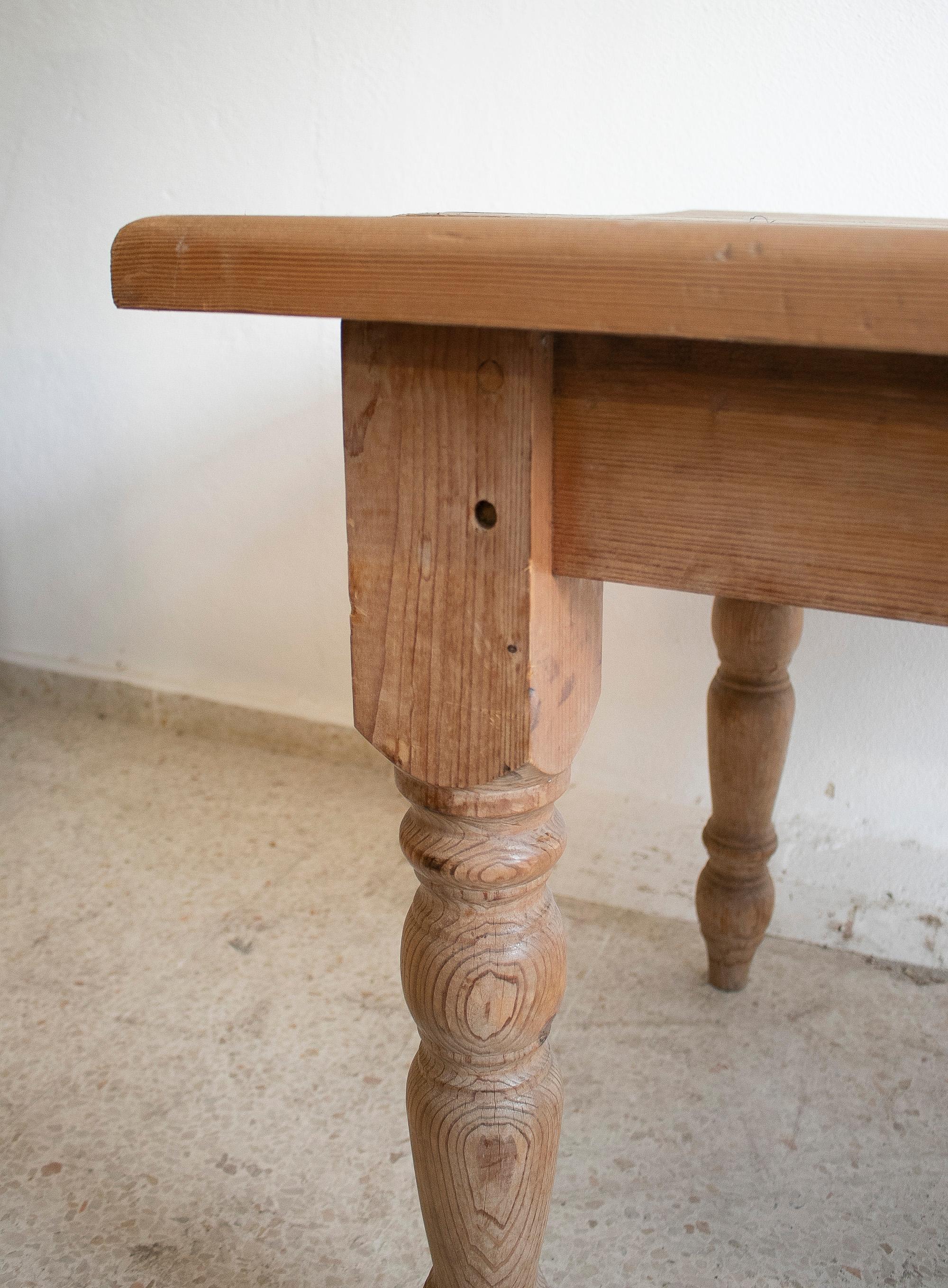 1930er Jahre Spanisch gekalkte Kiefer Wood Farmhouse Tisch (Kiefernholz) im Angebot