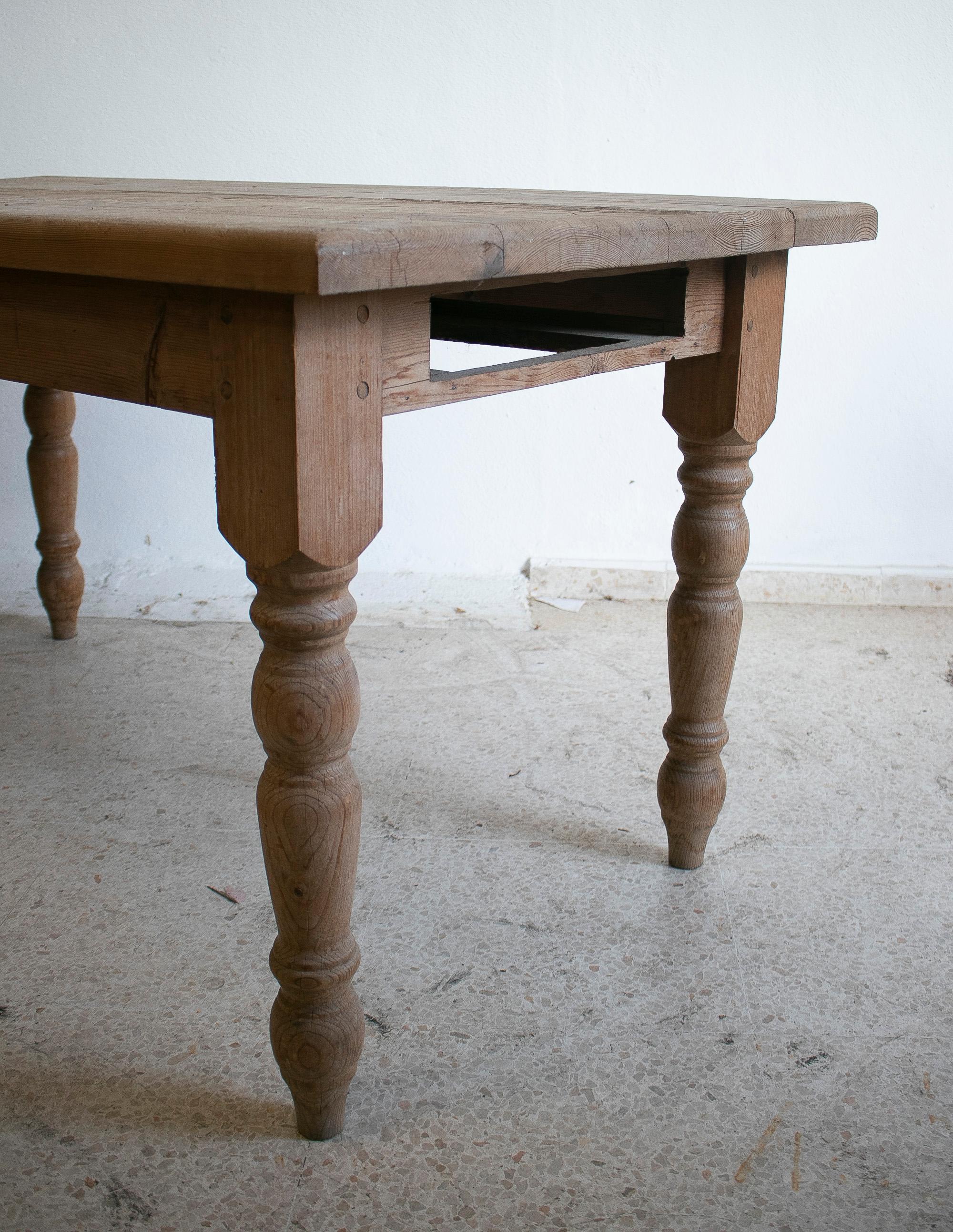 1930s Spanish Limewashed Pine Wood Farmhouse Table For Sale 1