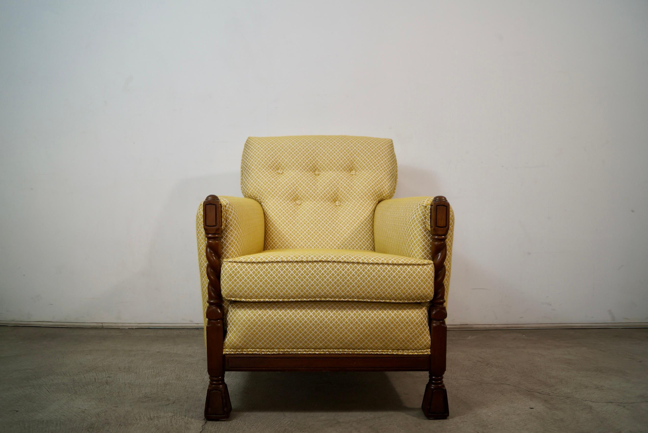 Chaise longue antique Spanish Revival à vendre. Il a été professionnellement retapissé dans un nouveau tissu et une nouvelle mousse. Le cadre en bois massif a été nettoyé et poli, et présente une belle patine vintage. Il présente un design et un