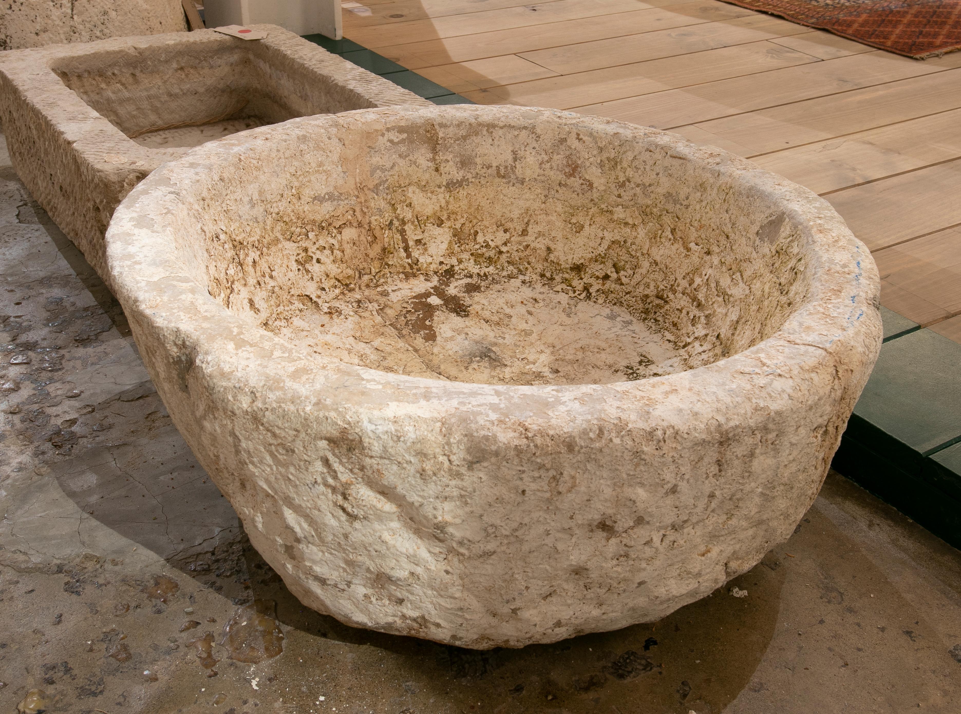 1930s Spanish Round Stone Carved Stone Basin In Good Condition In Marbella, ES