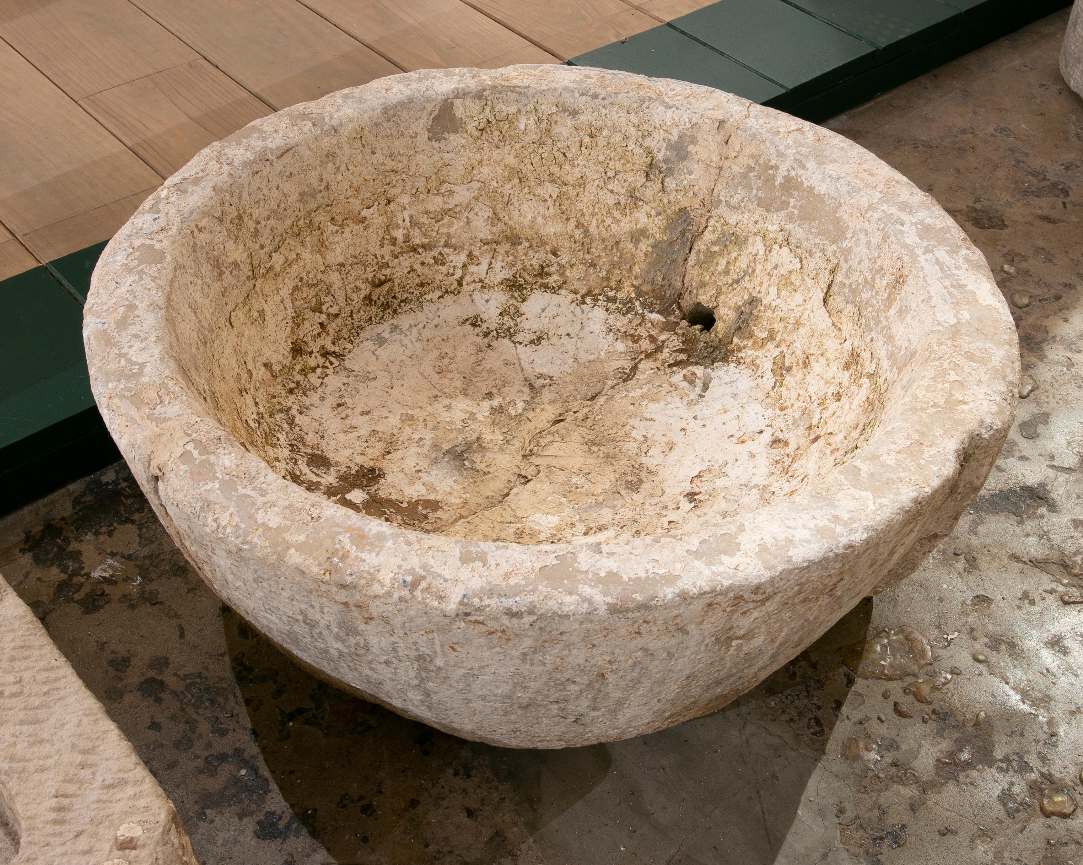 1930s Spanish Round Stone Carved Stone Basin 1