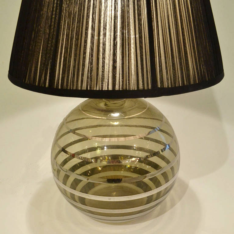 Art déco Lampe de table Art Déco en verre avec abat-jour noir en vente
