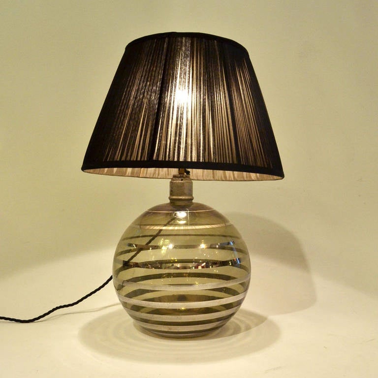 Milieu du XXe siècle Lampe de table Art Déco en verre avec abat-jour noir en vente